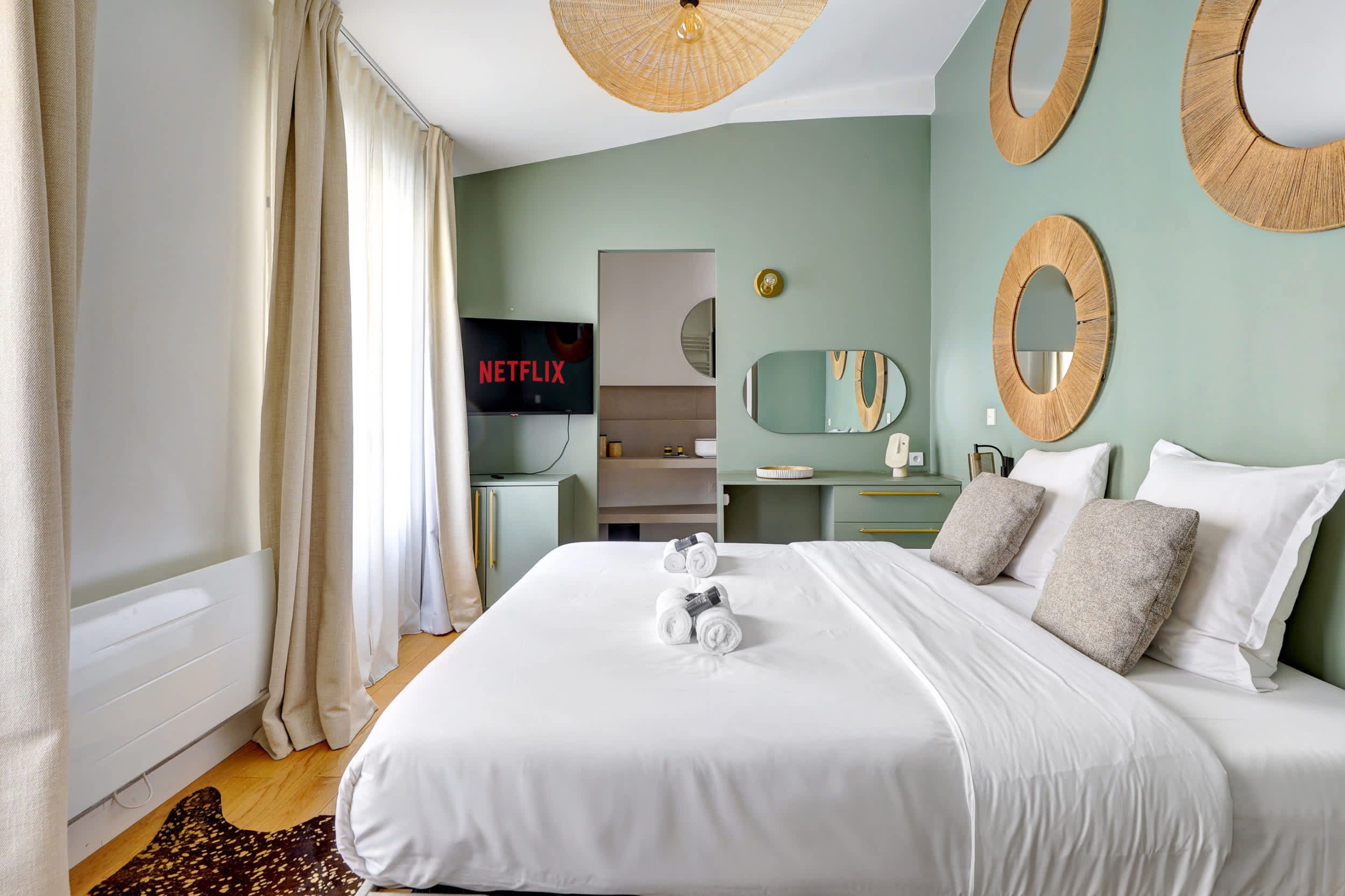 Chambre : lit double, bureau avec rangement et miroirs