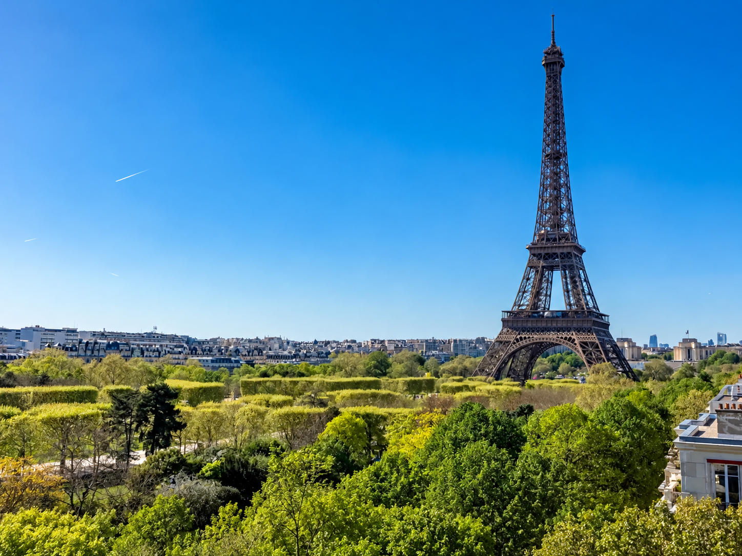 Vue panoramique sur la Tour Eiffel à Paris 7e