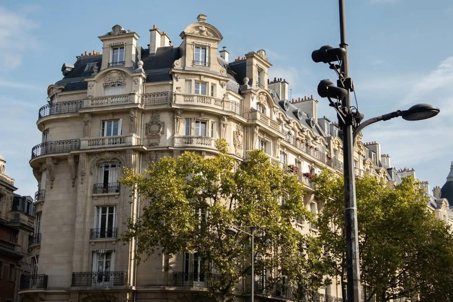 Late Haussmann-era limestone building, Belle Époque style