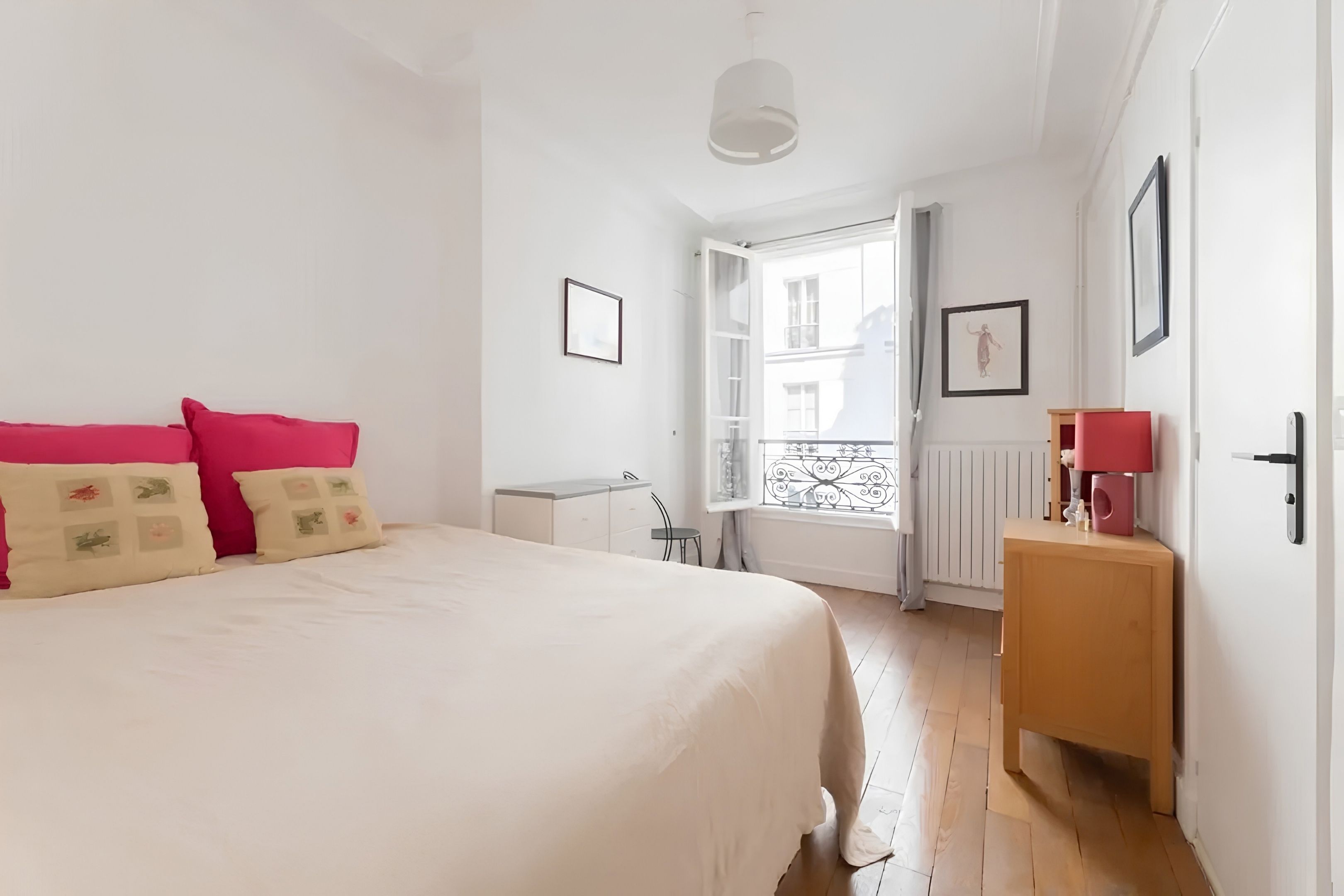 Appartement haussmannien meublé 3 chambres à louer Faubourg Saint-Honoré Paris 8e, séjour lumineux avec moulures et coin salle à manger