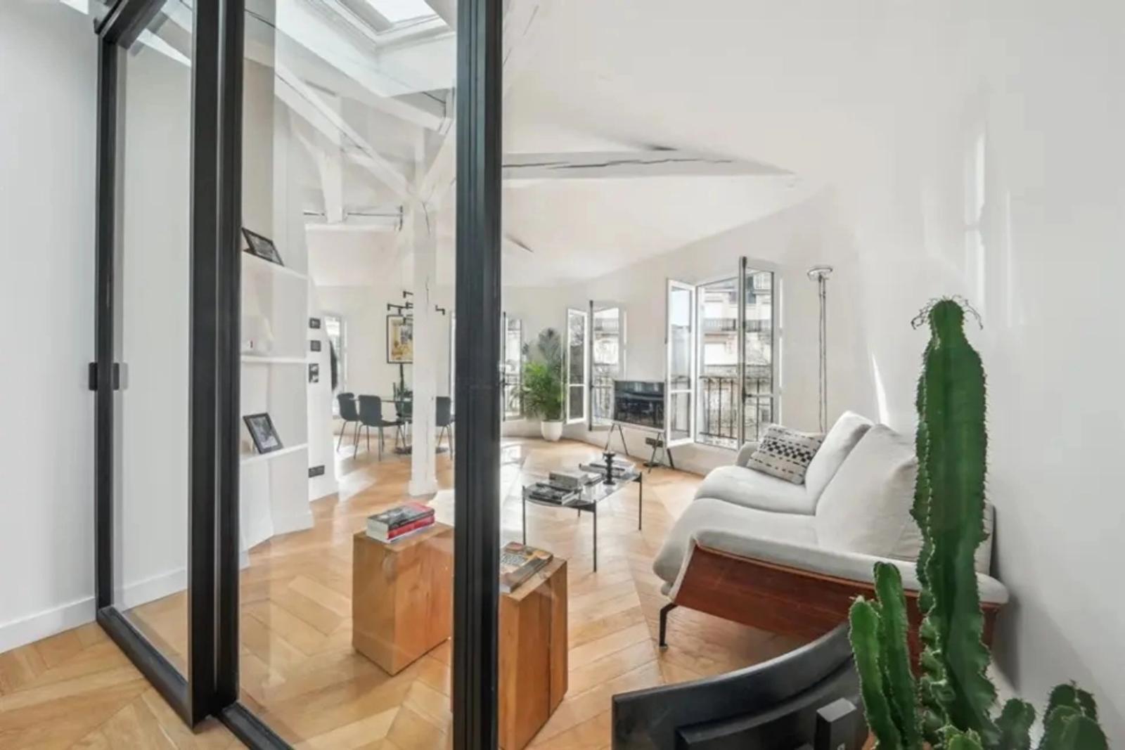 Salon moderne avec verrière et canapé blanc