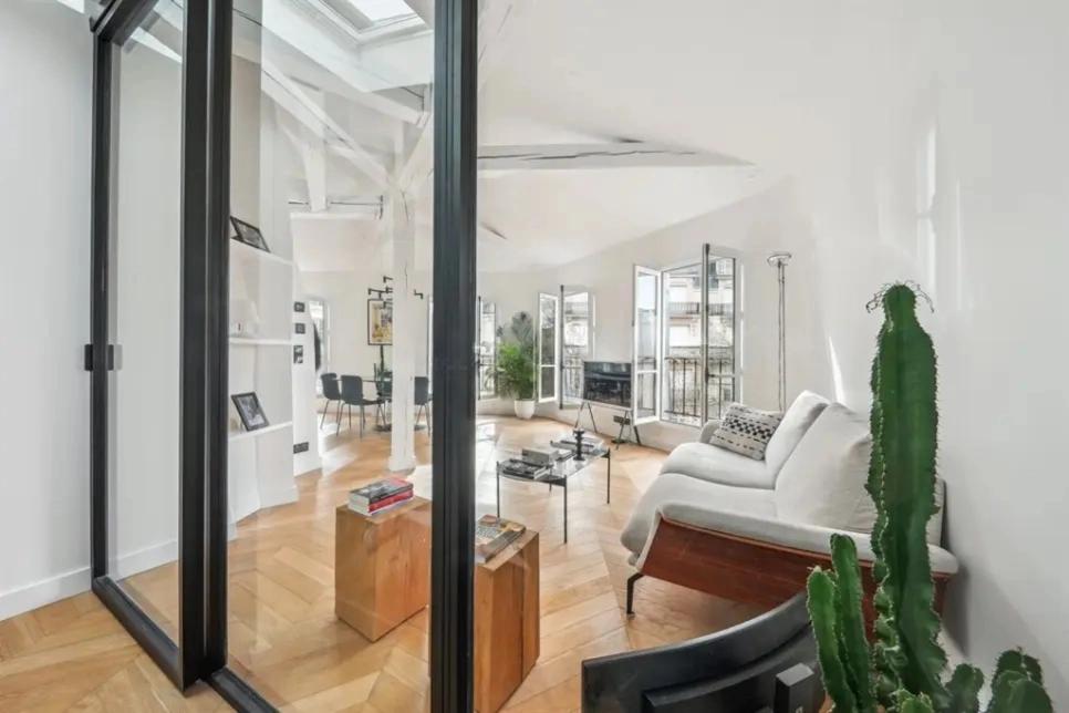 Salon moderne avec verrière et canapé blanc