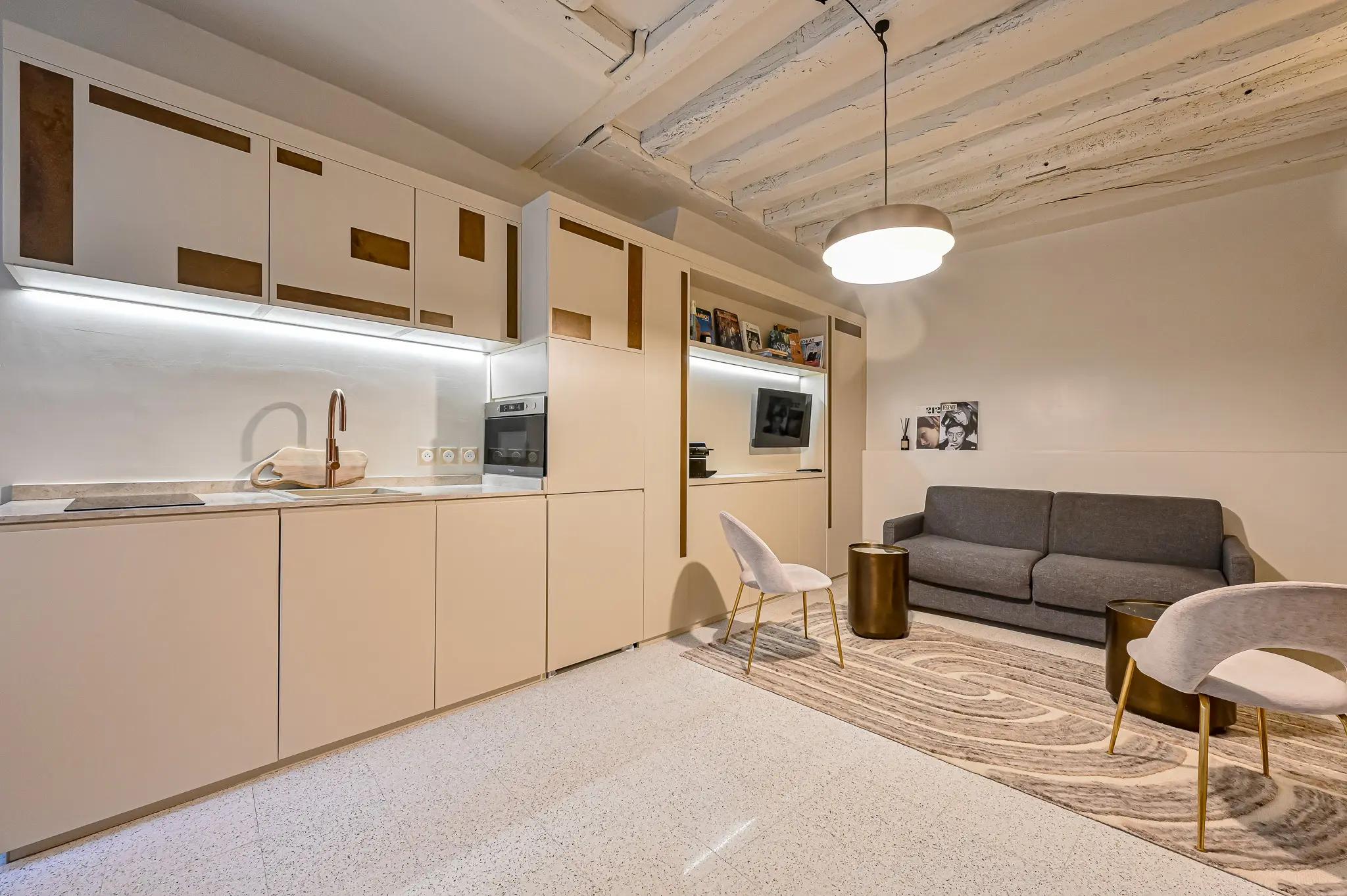 Kitchenette ouverte et séjour meublé