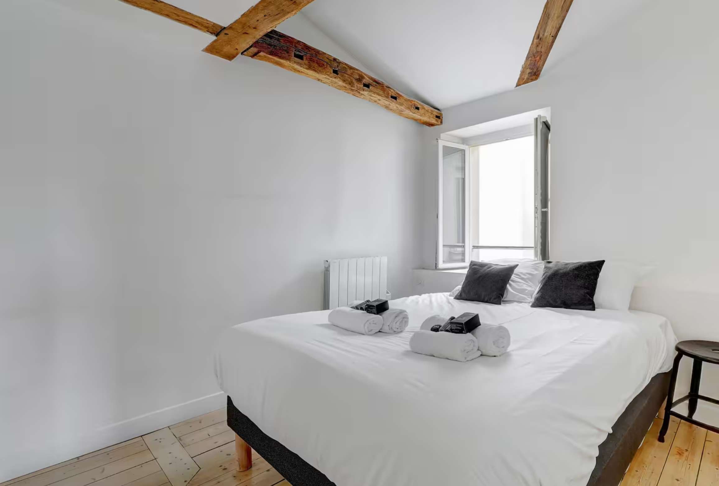 Plongez dans l’atmosphère sereine de cette chambre, parfaite pour des nuits paisibles après une journée d'exploration