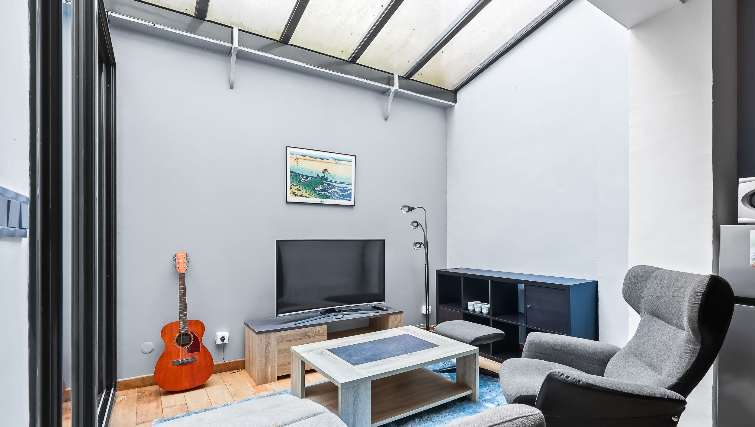 Séjour avec canapé confortable et TV connectée