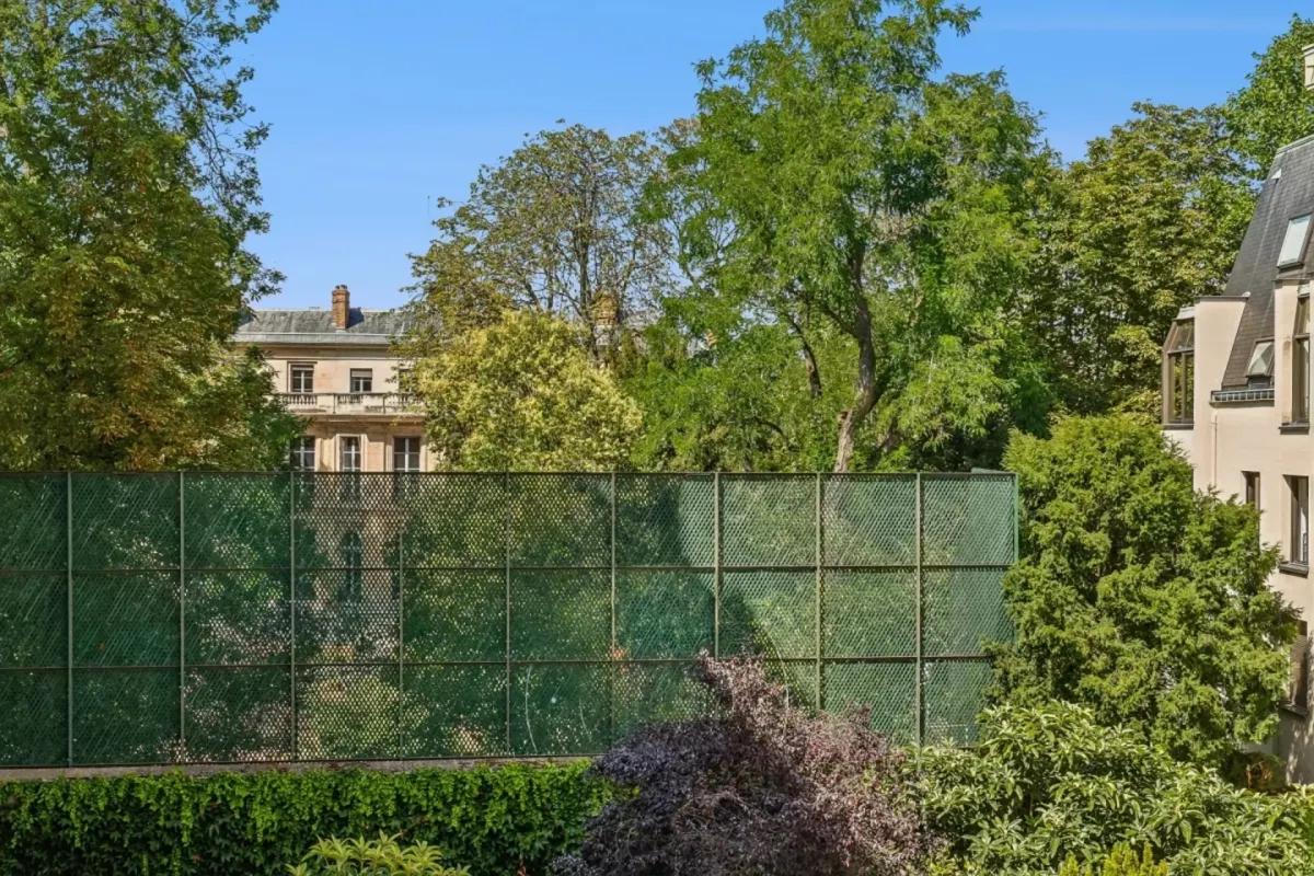 Vue sur cour arborée depuis un appartement parisien