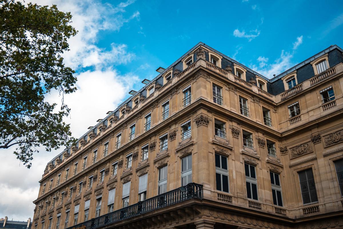 Élégant immeuble de style haussmannien à Paris