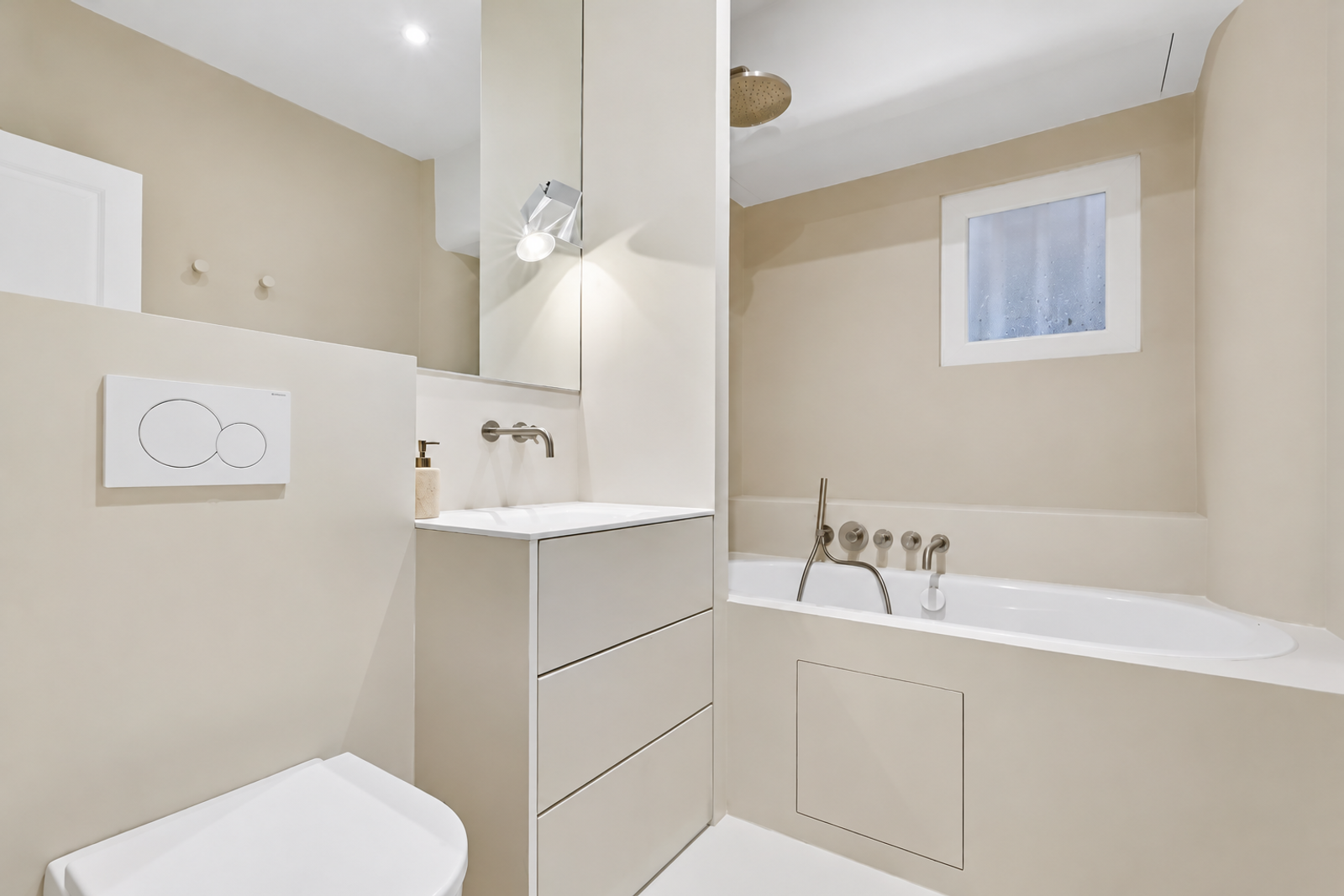Salle de bains moderne avec baignoire et vasque
