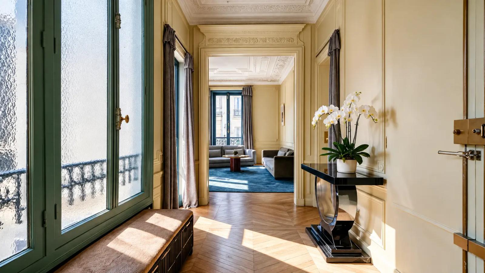 Galerie d’entrée avec parquet et moulures décoratives