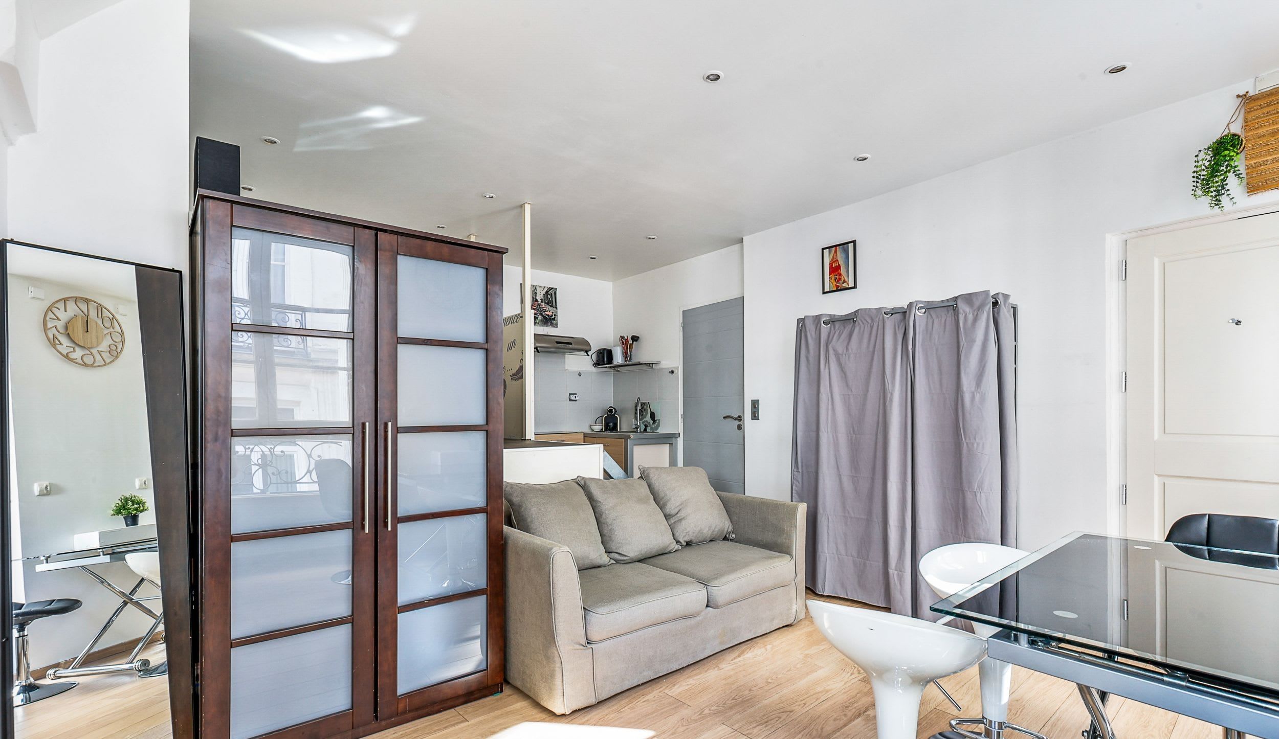 Séjour lumineux et chaleureux avec canapé confortable