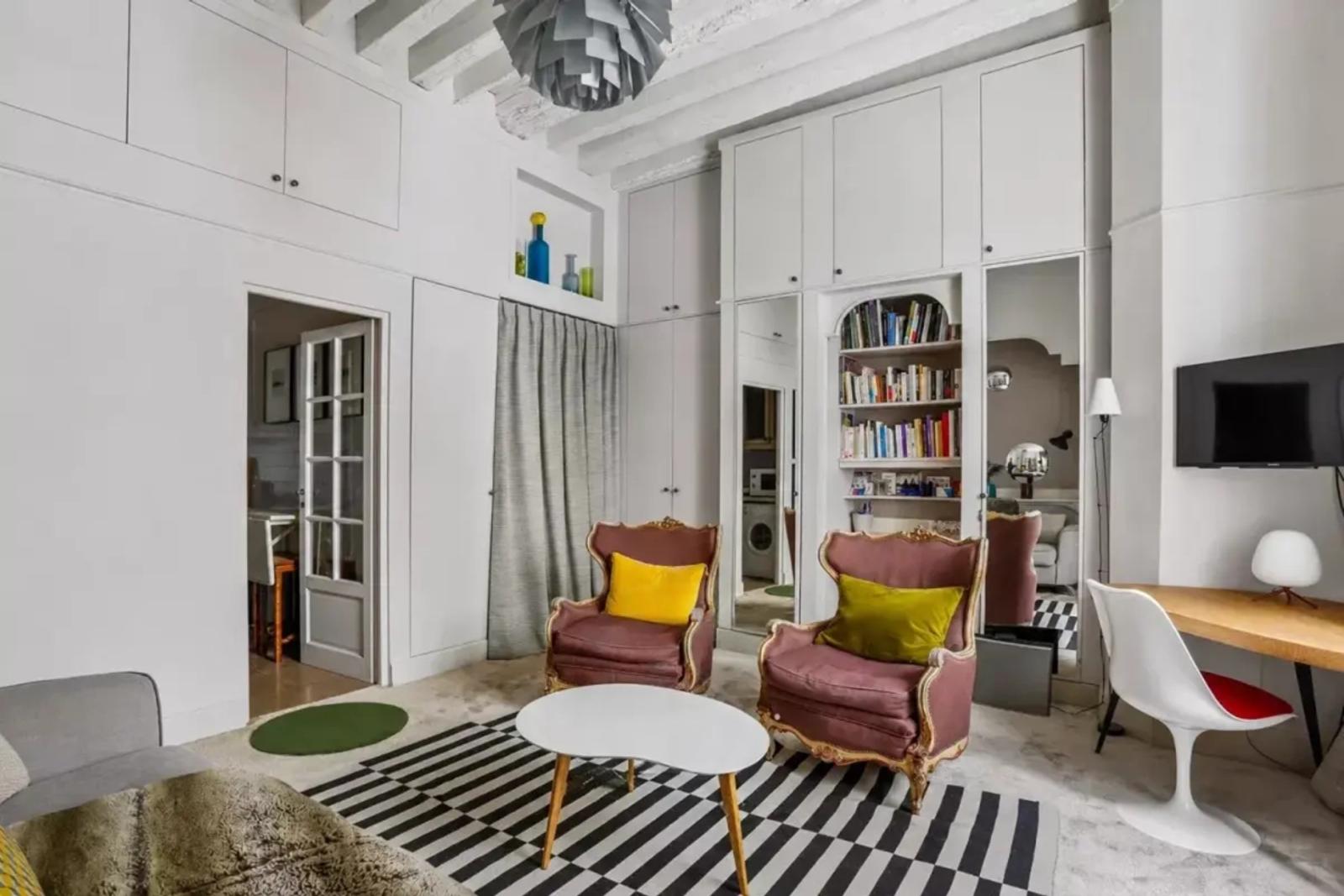 Pièce de vie du studio avec hauts plafonds et rangements