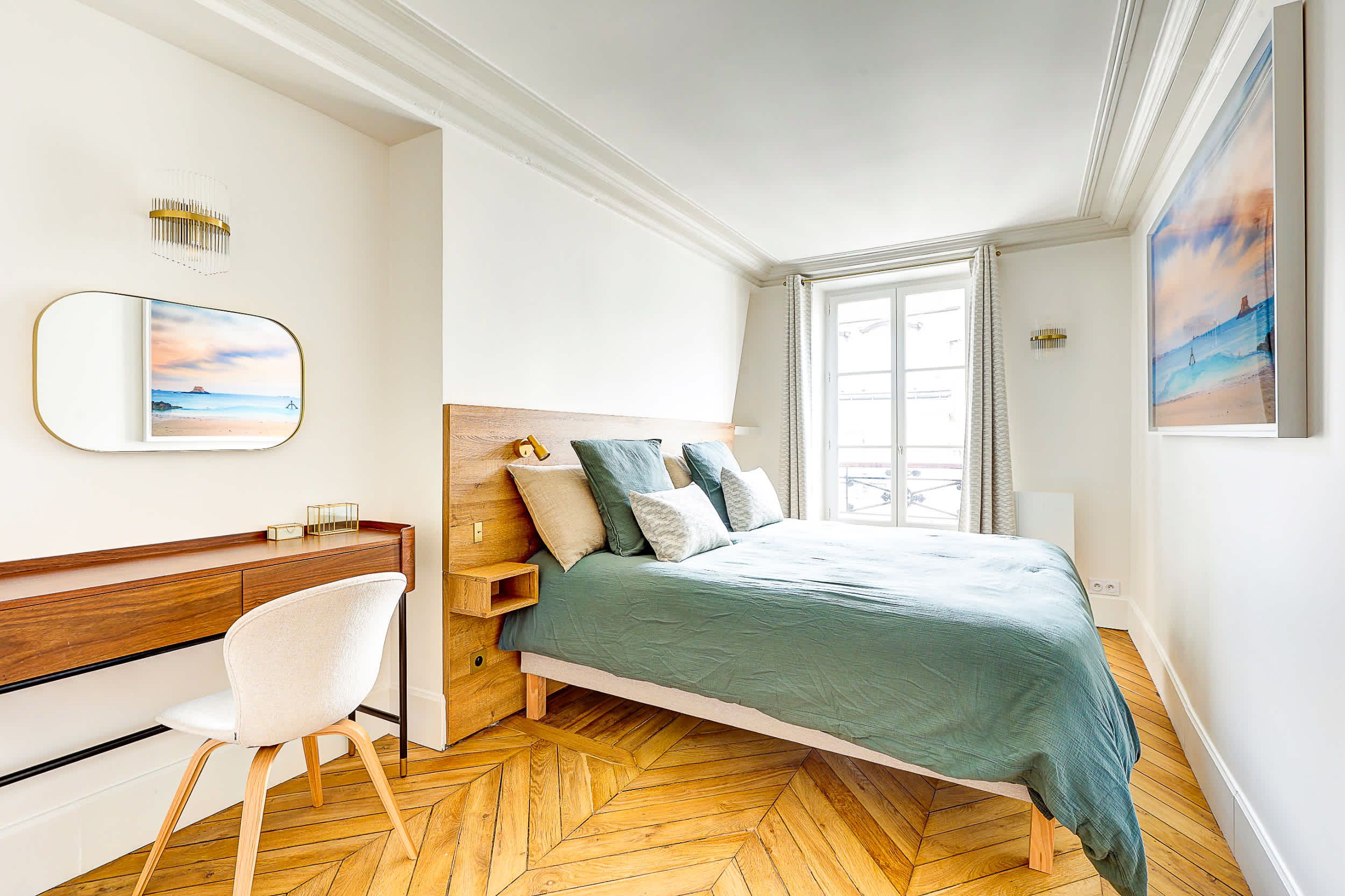Chambre 2 : lit double, bureau