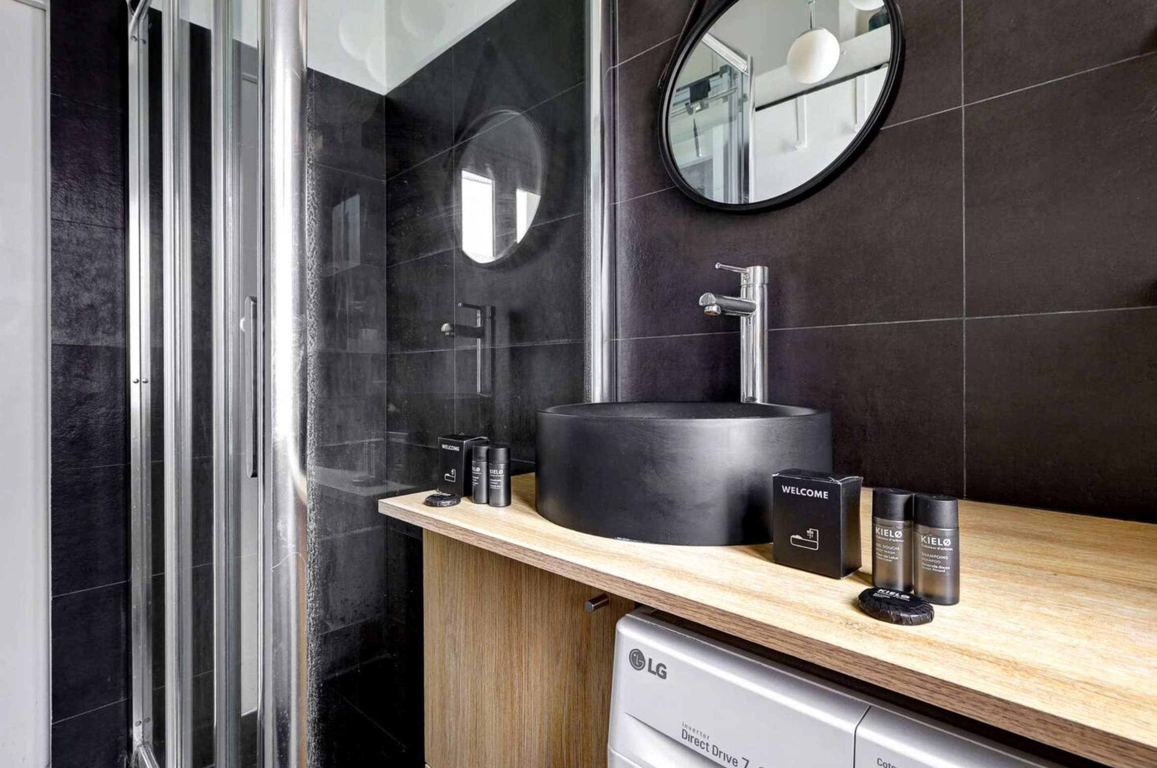 Ressourcez-vous dans une salle de bain chic et fonctionnelle, conçue pour répondre à tous vos besoins