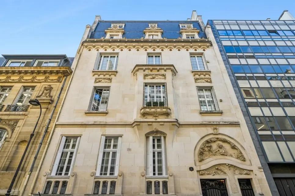 Façade d'un hôtel particulier de 1911 à Paris 16e
