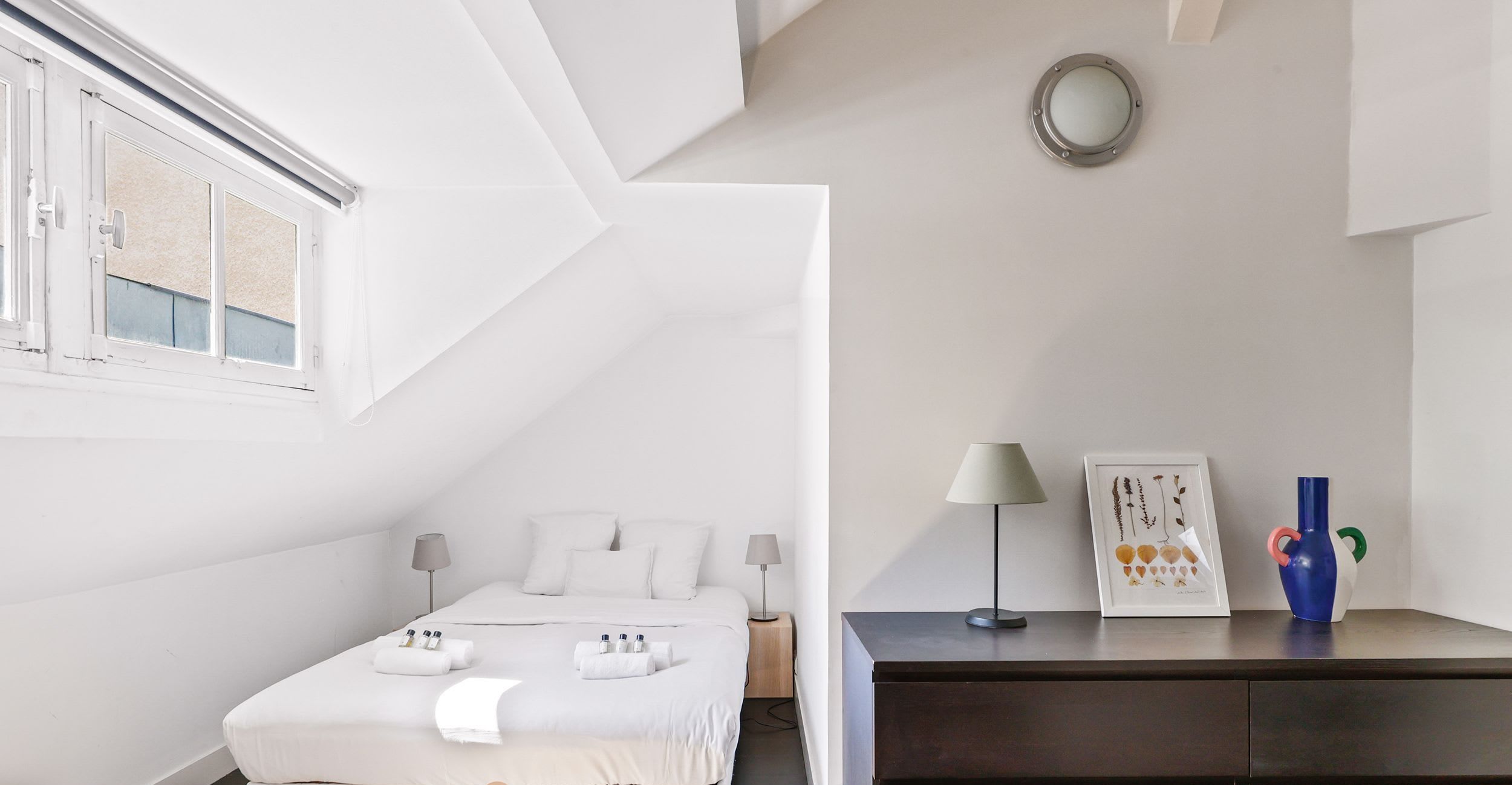 Charming furnished one-bedroom apartment rue Daguerre Paris 14th, bright top-floor living room with skylight windows and open kitchen