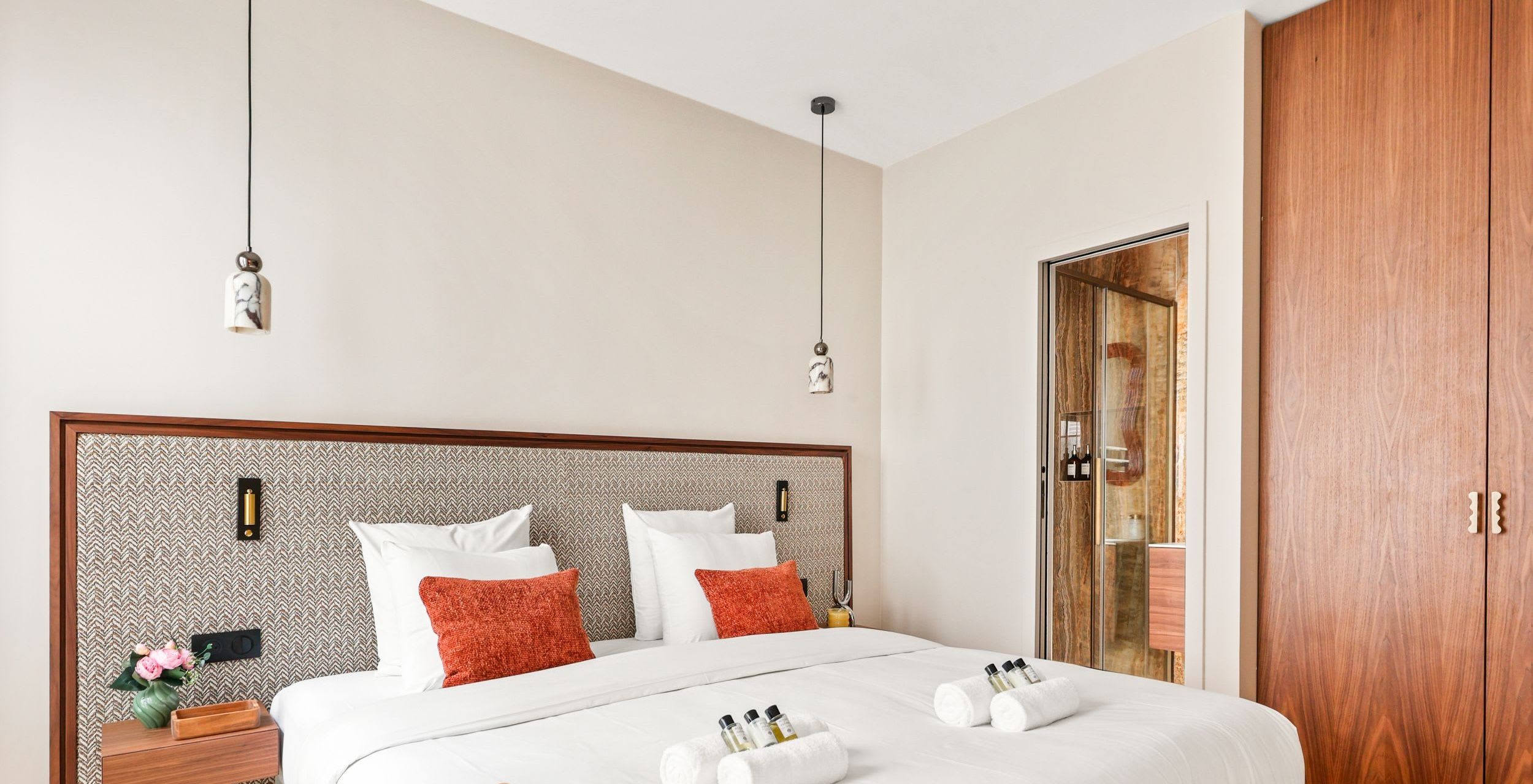 Appartement de luxe de 45 m² avec une chambre, clim, mobilier sur mesure, salle de bain en marbre et cuisine ouverte