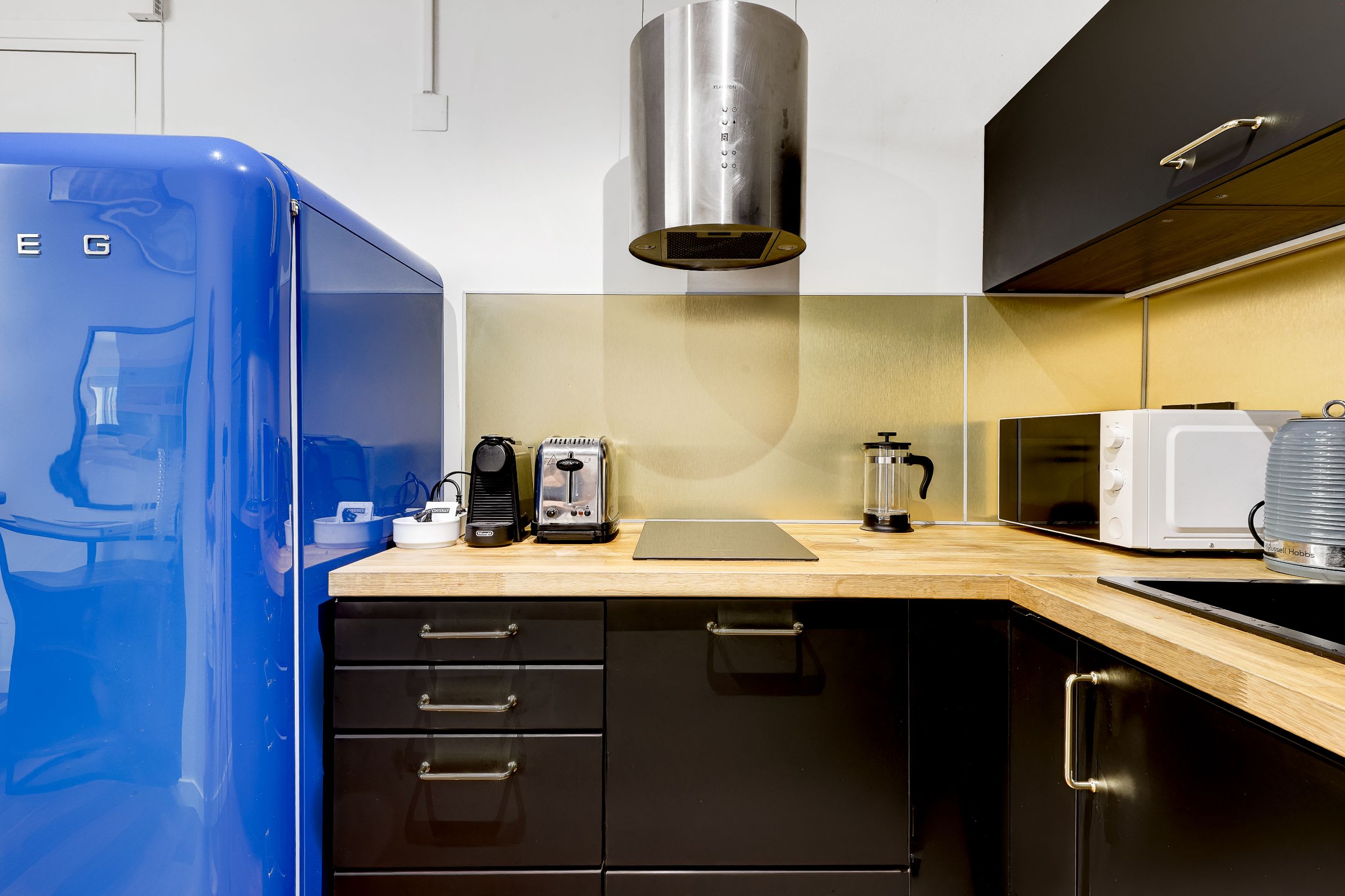 Functional and equipped kitchen: microwave, fridge, storage, stovetop, etc.