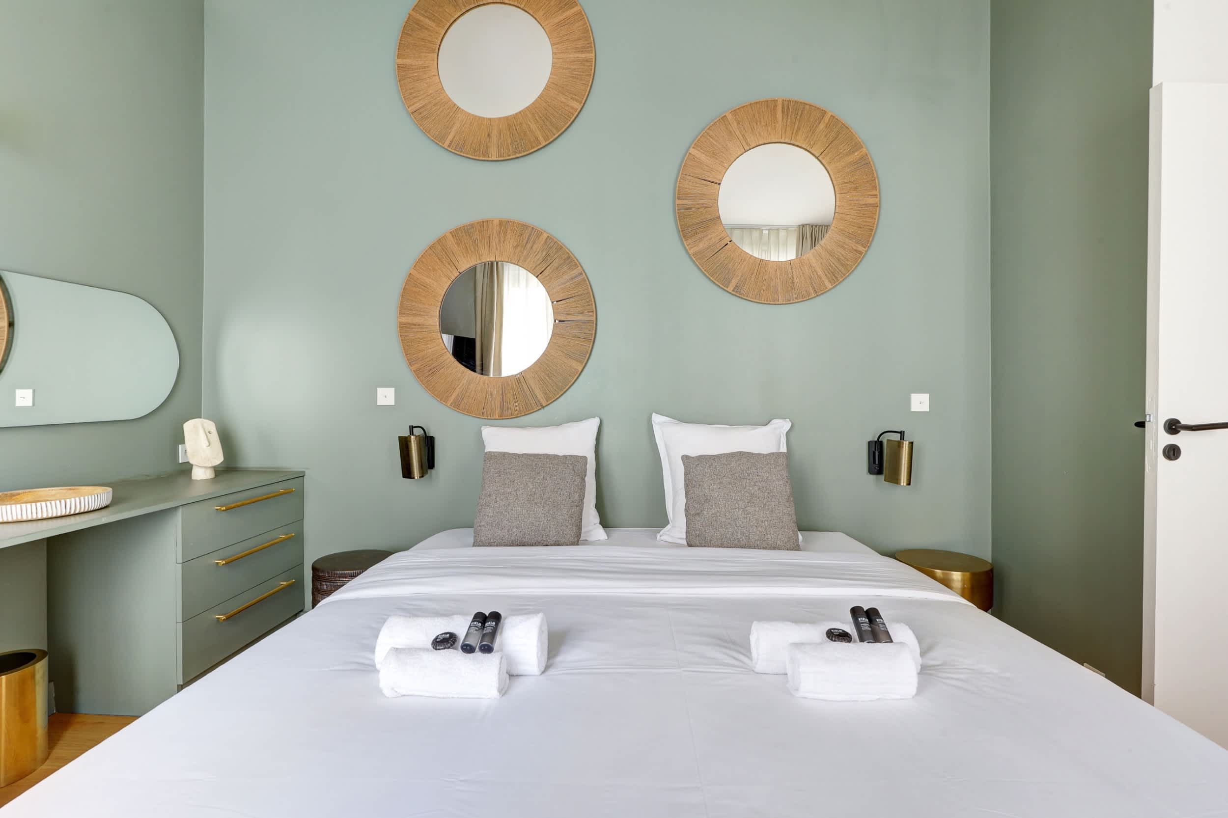 Chambre : lit double, bureau avec rangement et miroirs