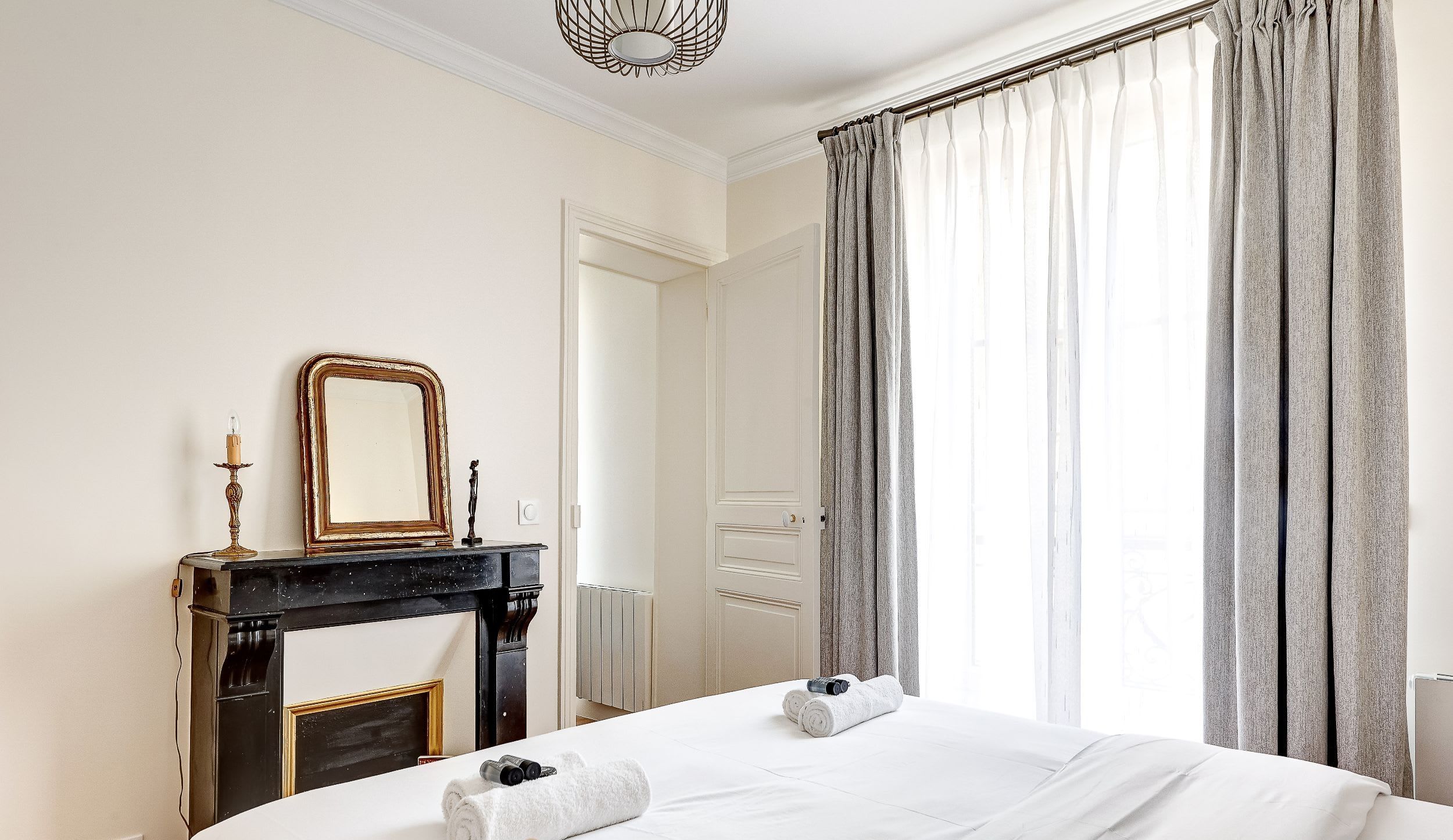 The bedroom features a comfortable 160 x 200 cm double bed and offers ample storage space for your belongings.