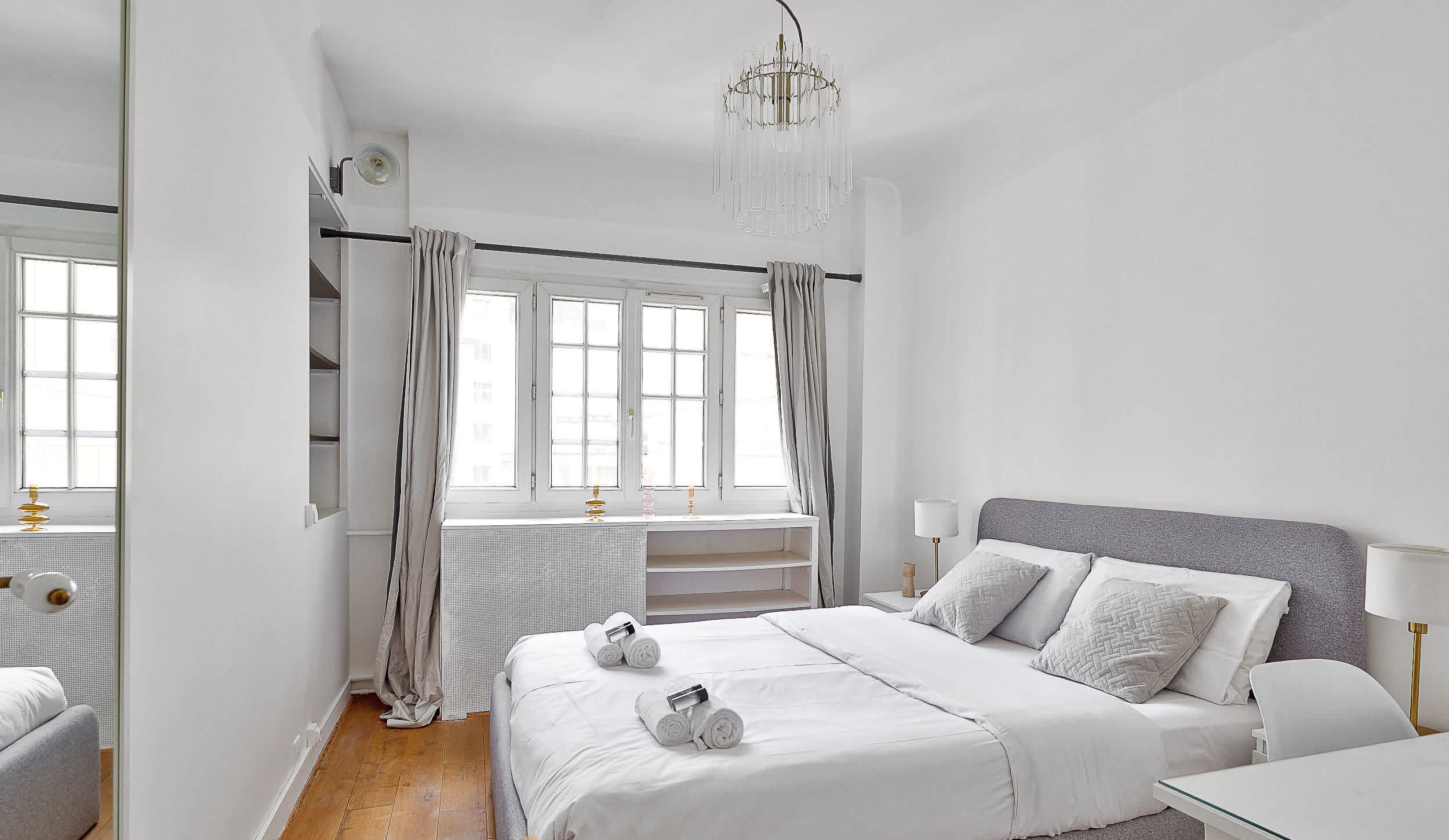 Chambre 1 : lit double, coiffeuse