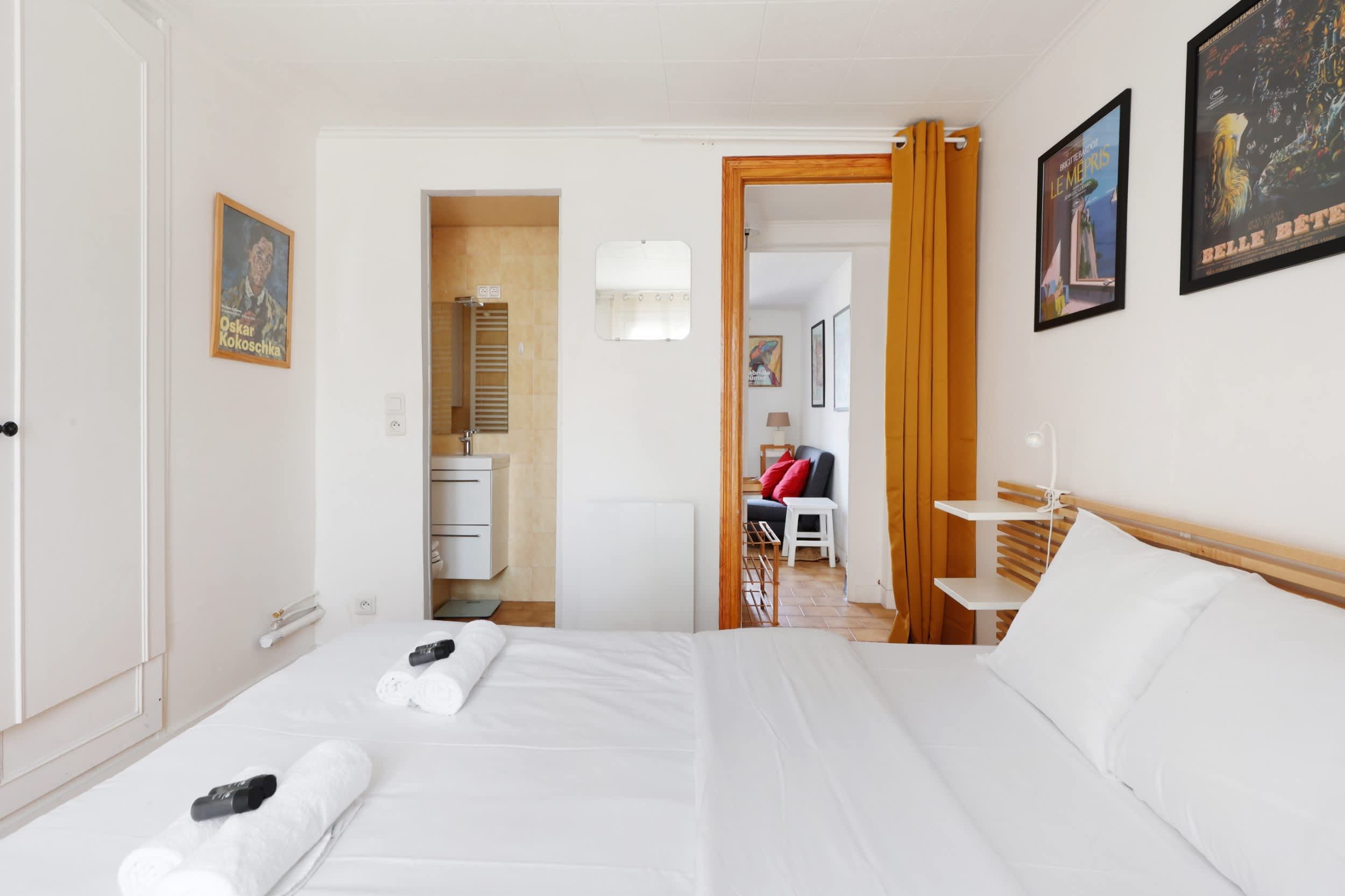Chambre avec lit double