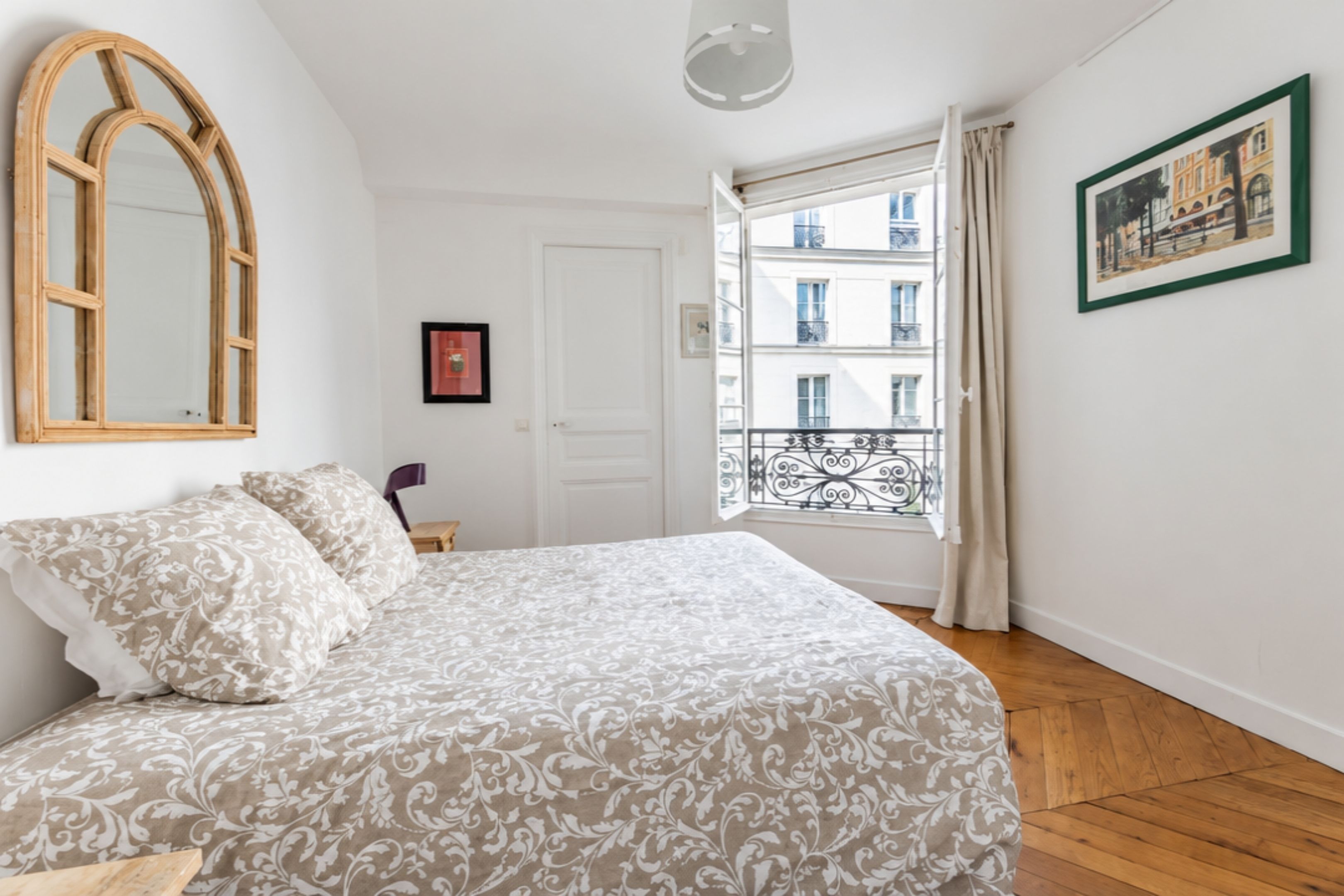 Appartement haussmannien meublé 3 chambres à louer Faubourg Saint-Honoré Paris 8e, séjour lumineux avec moulures et coin salle à manger