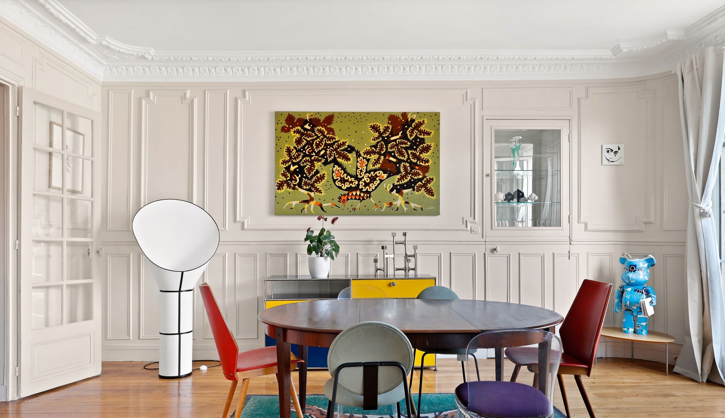 Une salle à manger lumineuse et conviviale, idéale pour partager de beaux moments autour d’un repas, avec accès direct au balcon.
