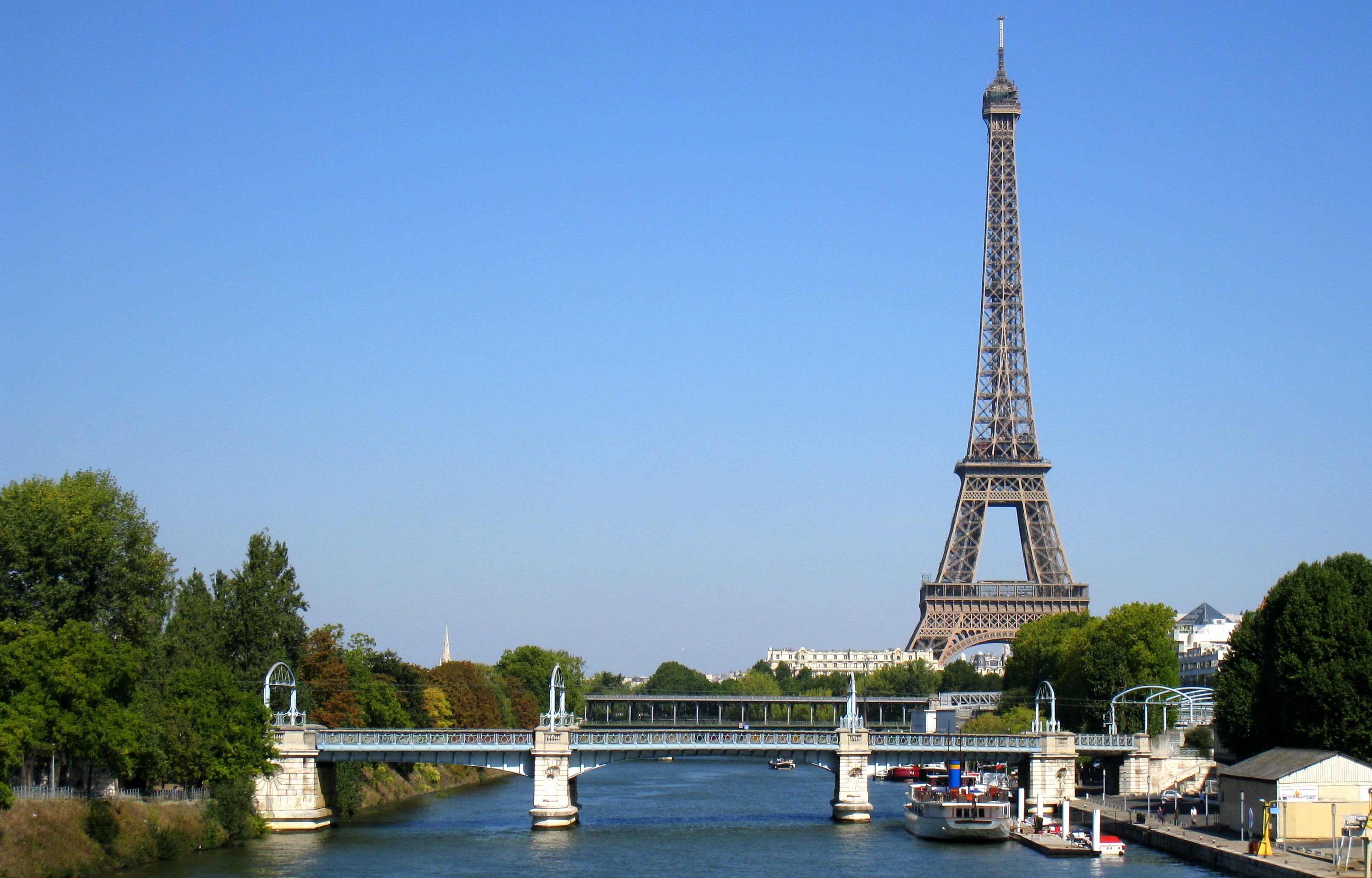 Pros and cons of living in Paris