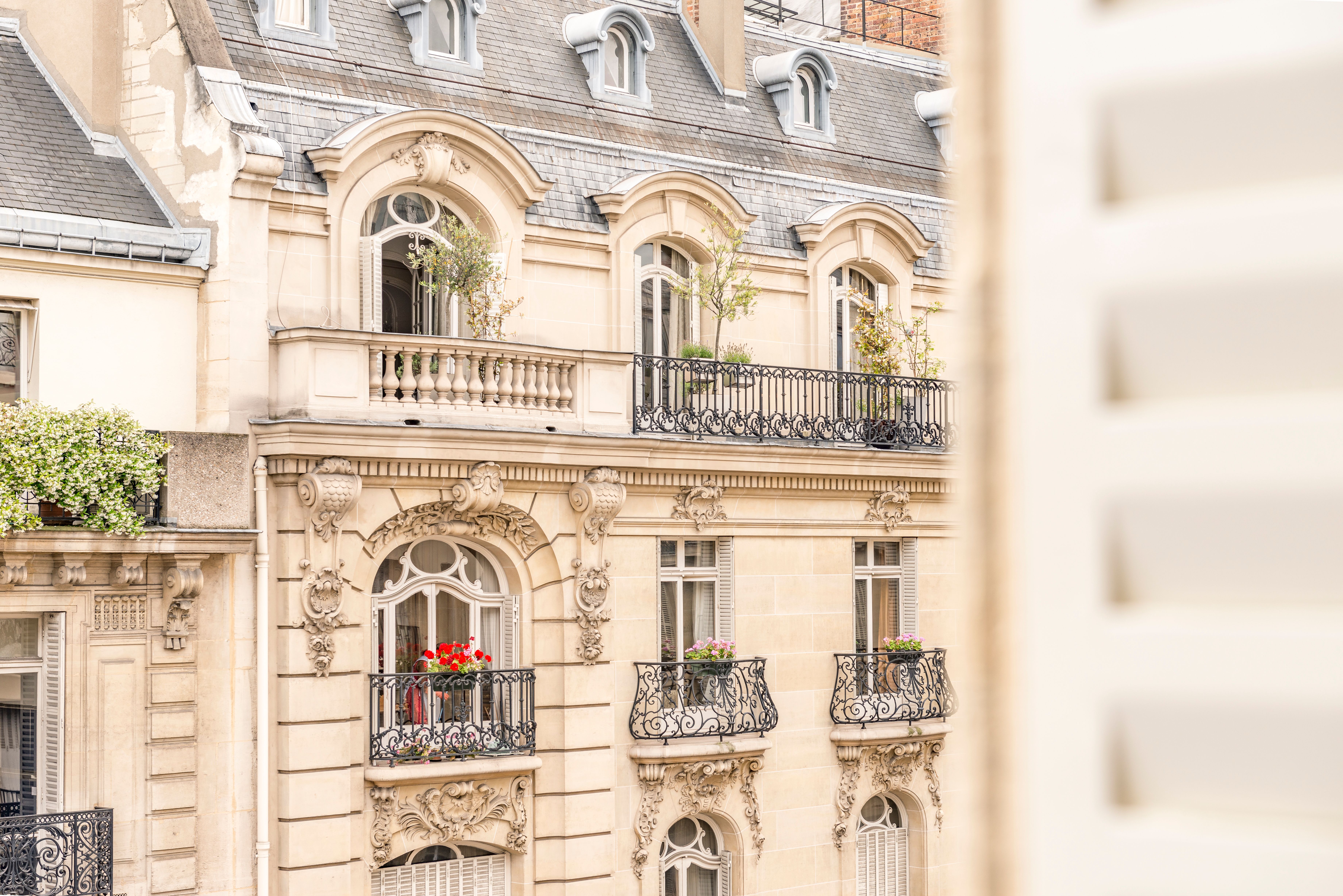 Logement corporate Paris 2026, appartement meublé professionnel dans immeuble haussmannien avec espace bureau