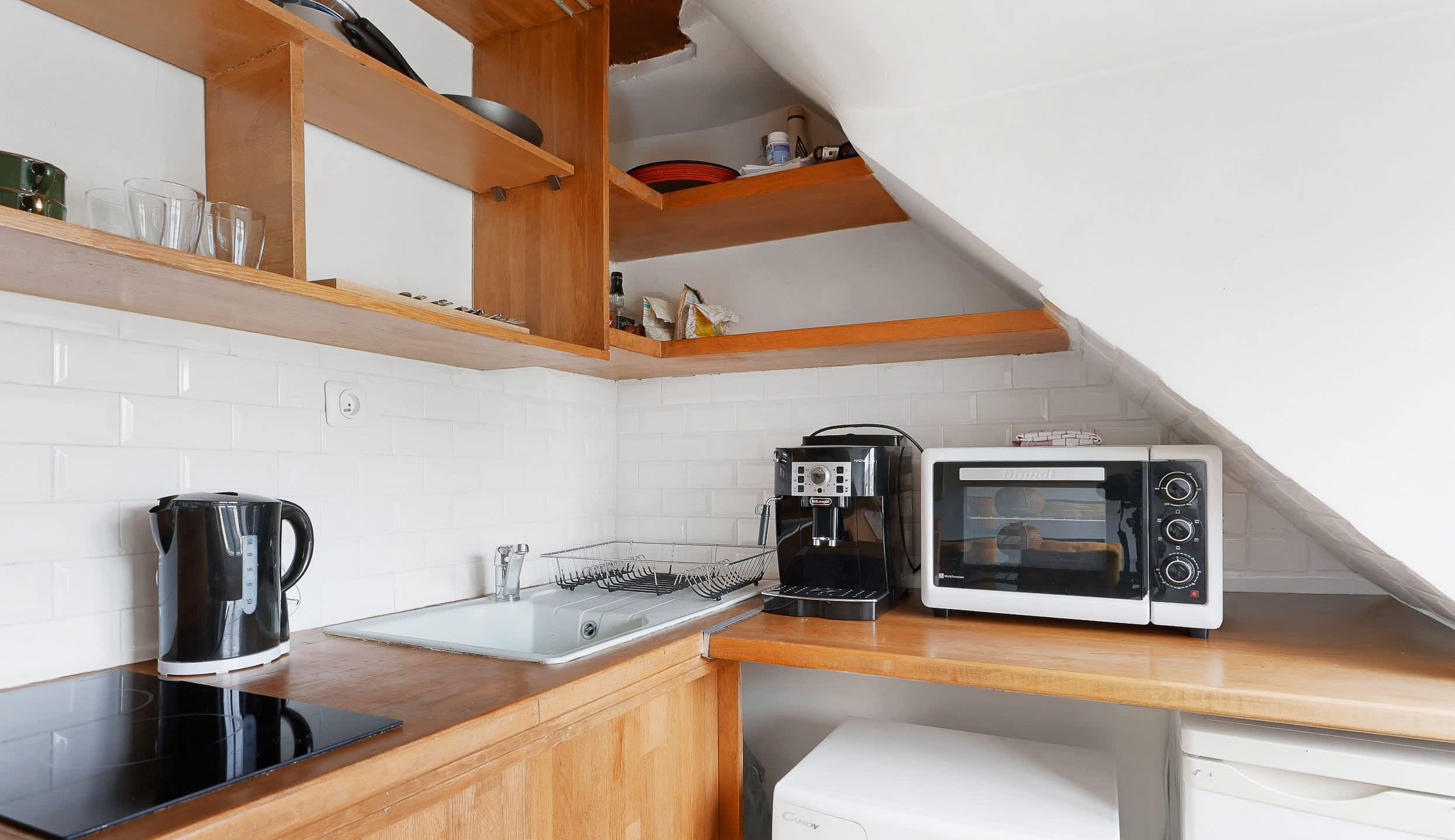 Cuisine fonctionnelle et équipée : four à micro-ondes, machine à café, machine à laver, mini frigo, etc.