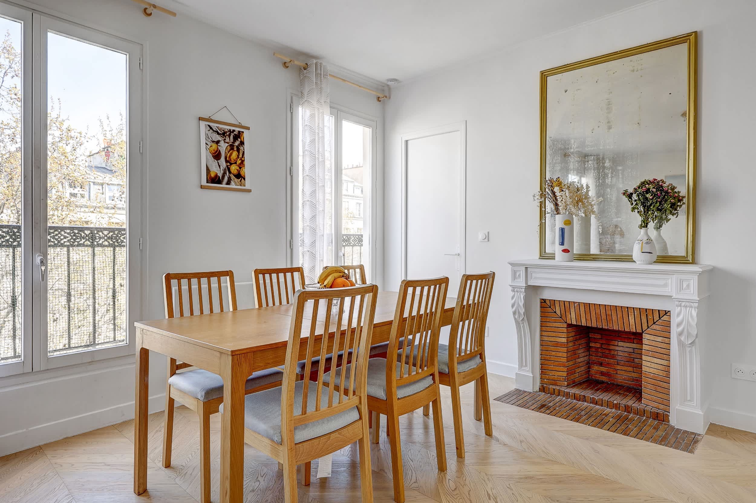 Appartement haussmannien dernier étage rue Meslay près de République Paris 3e, salon lumineux et traversant avec canapé-lit design et décoration raffinée