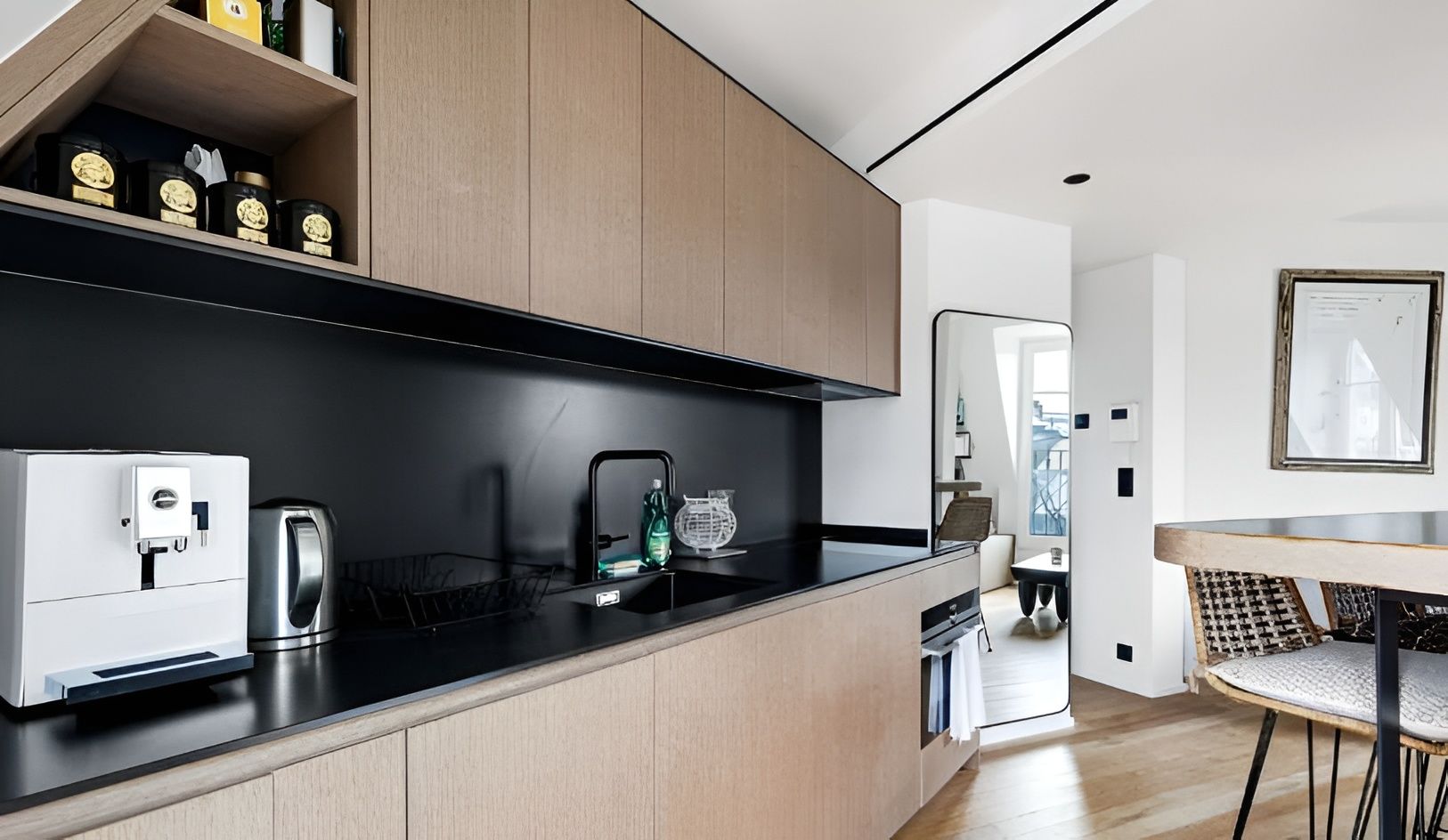 Appartement 2 pièces meublé élégant aux Batignolles Paris 17e, salon lumineux sous combles avec fenêtres parisiennes