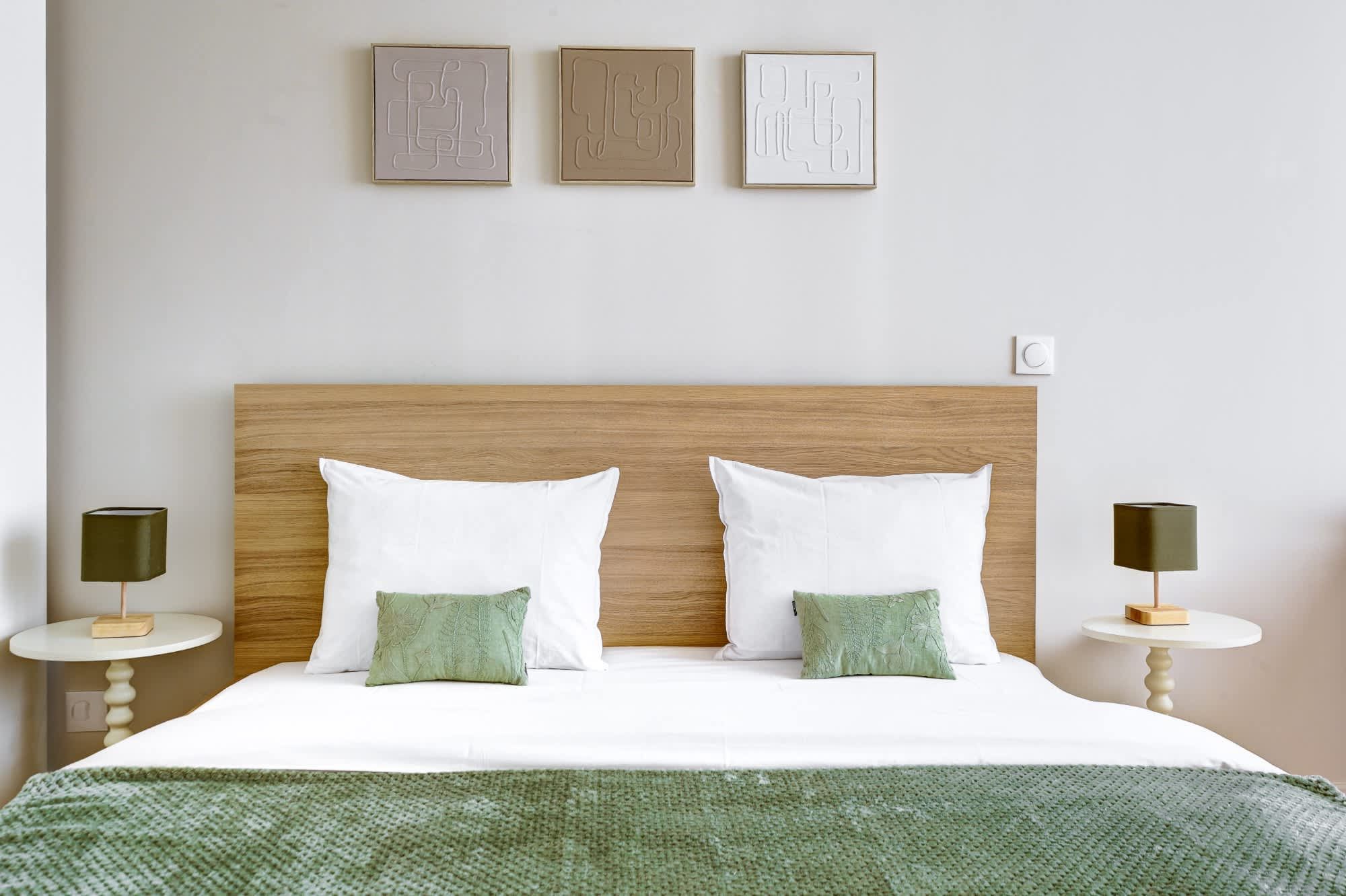 Appartement meublé rénové de 55 m² rue des Tournelles Paris 4e, canapé-lit et coin repas dans un intérieur lumineux du Marais