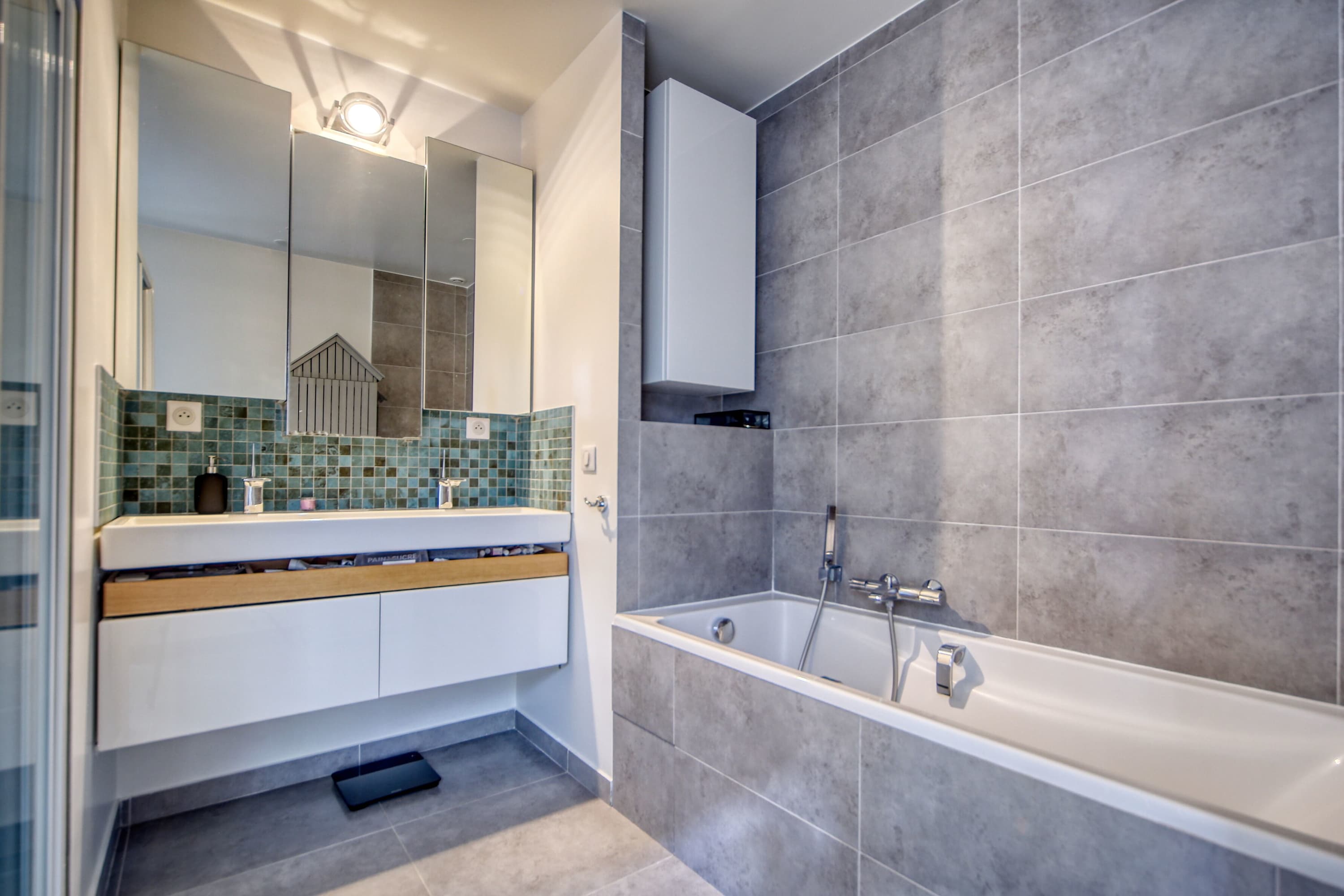 Troisième salle de bain équipée avec baignoire