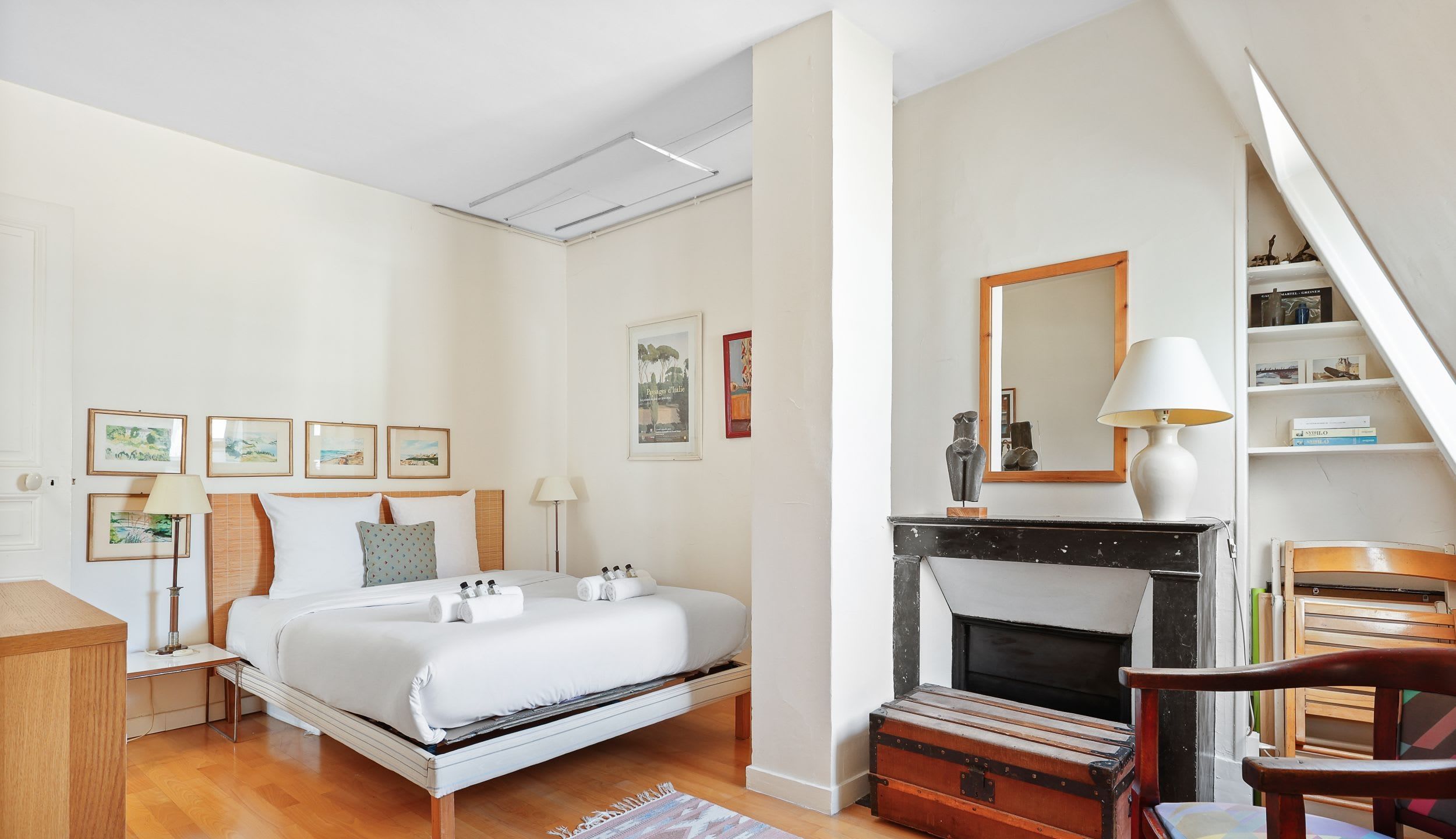 Une chambre lumineuse et reposante, décorée avec soin pour des nuits paisibles.