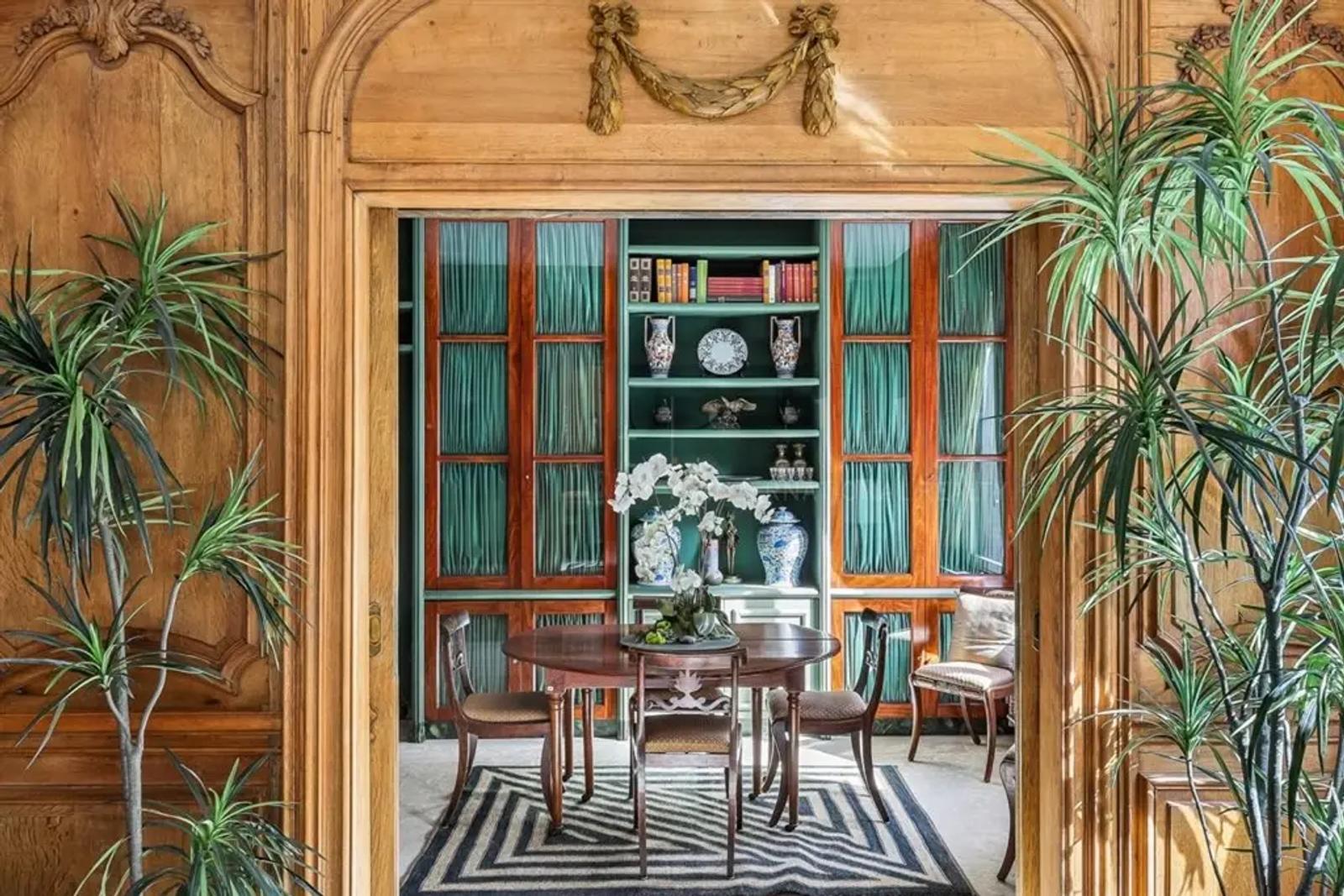 Salle à manger avec vitrines et table ronde