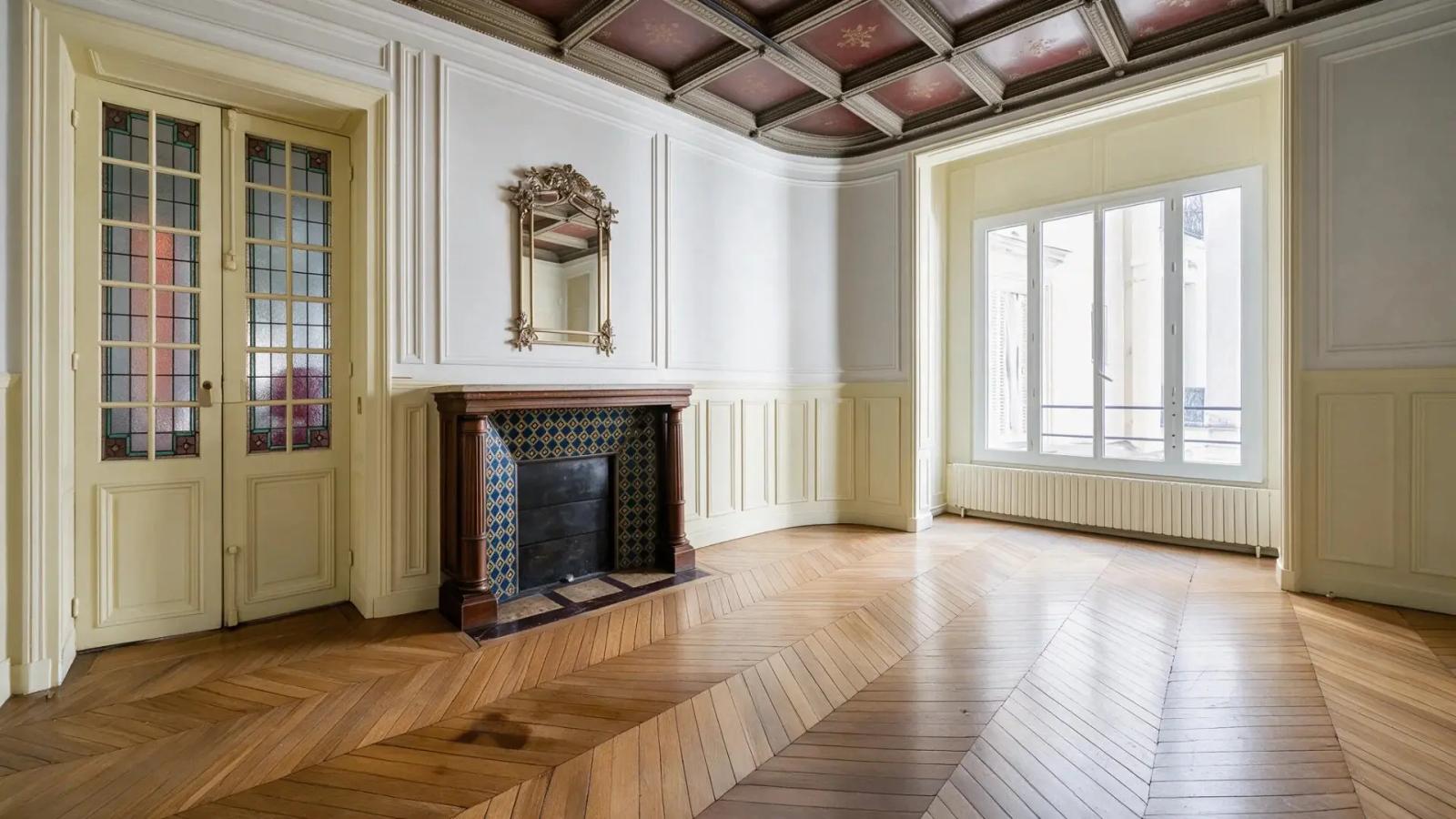 Pièce ancienne avec cheminée et portes à vitraux