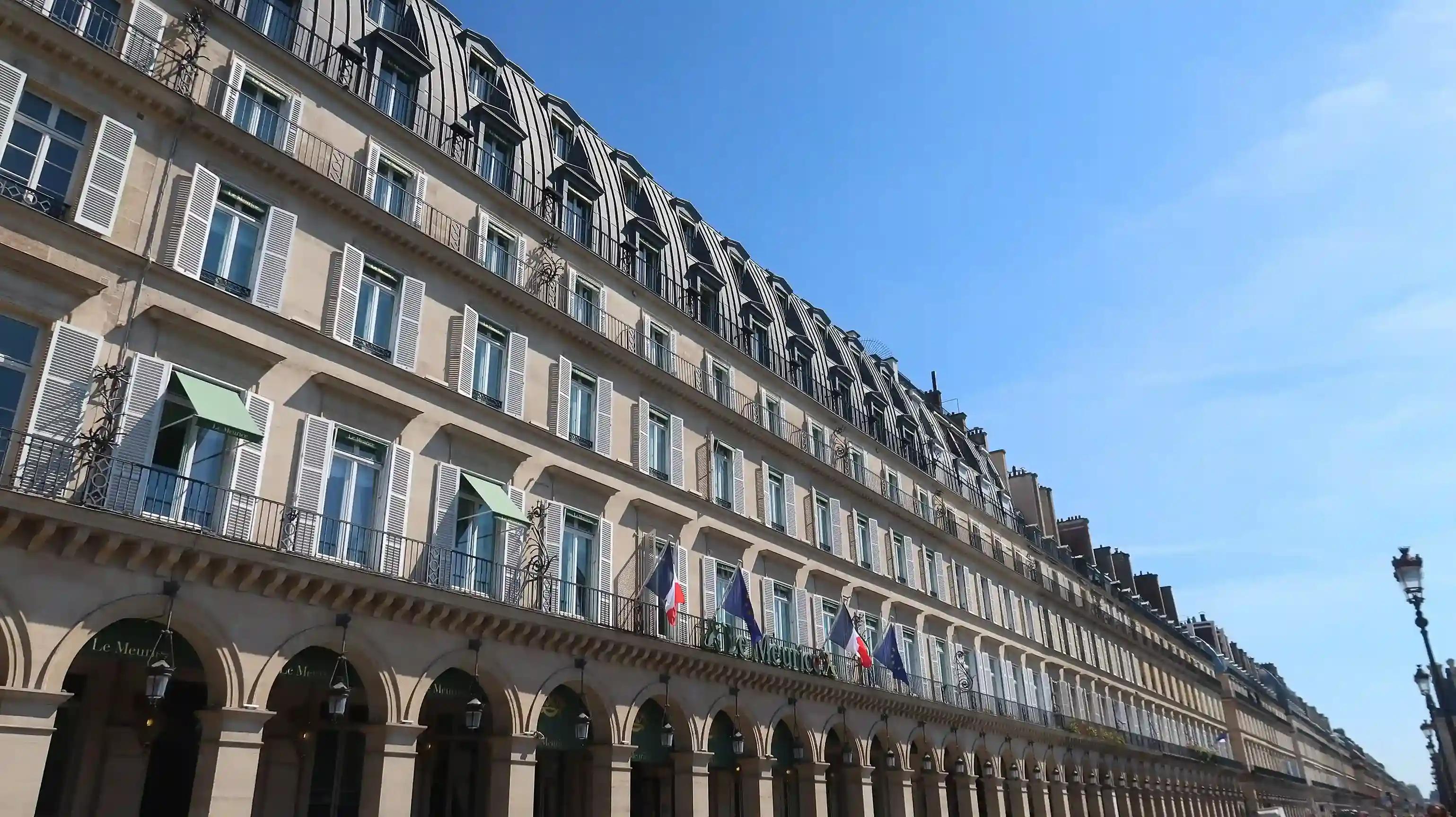 Façade du grand hôtel de luxe Le Meurice, rue de Rivoli
