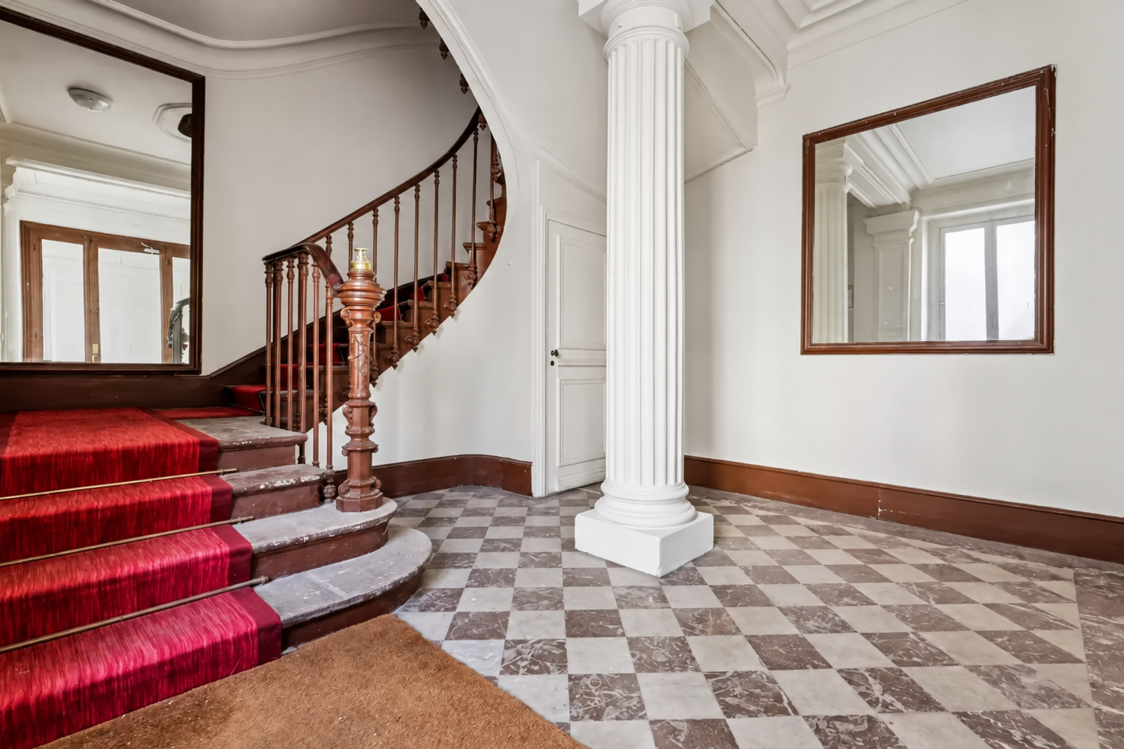 Hall d'entrée élégant avec escalier en bois