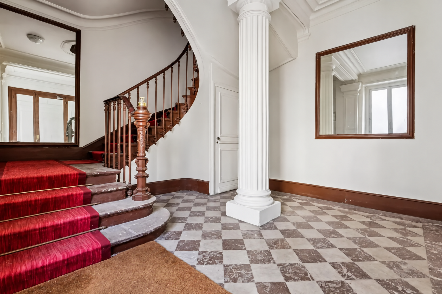 Hall d'entrée élégant avec escalier en bois