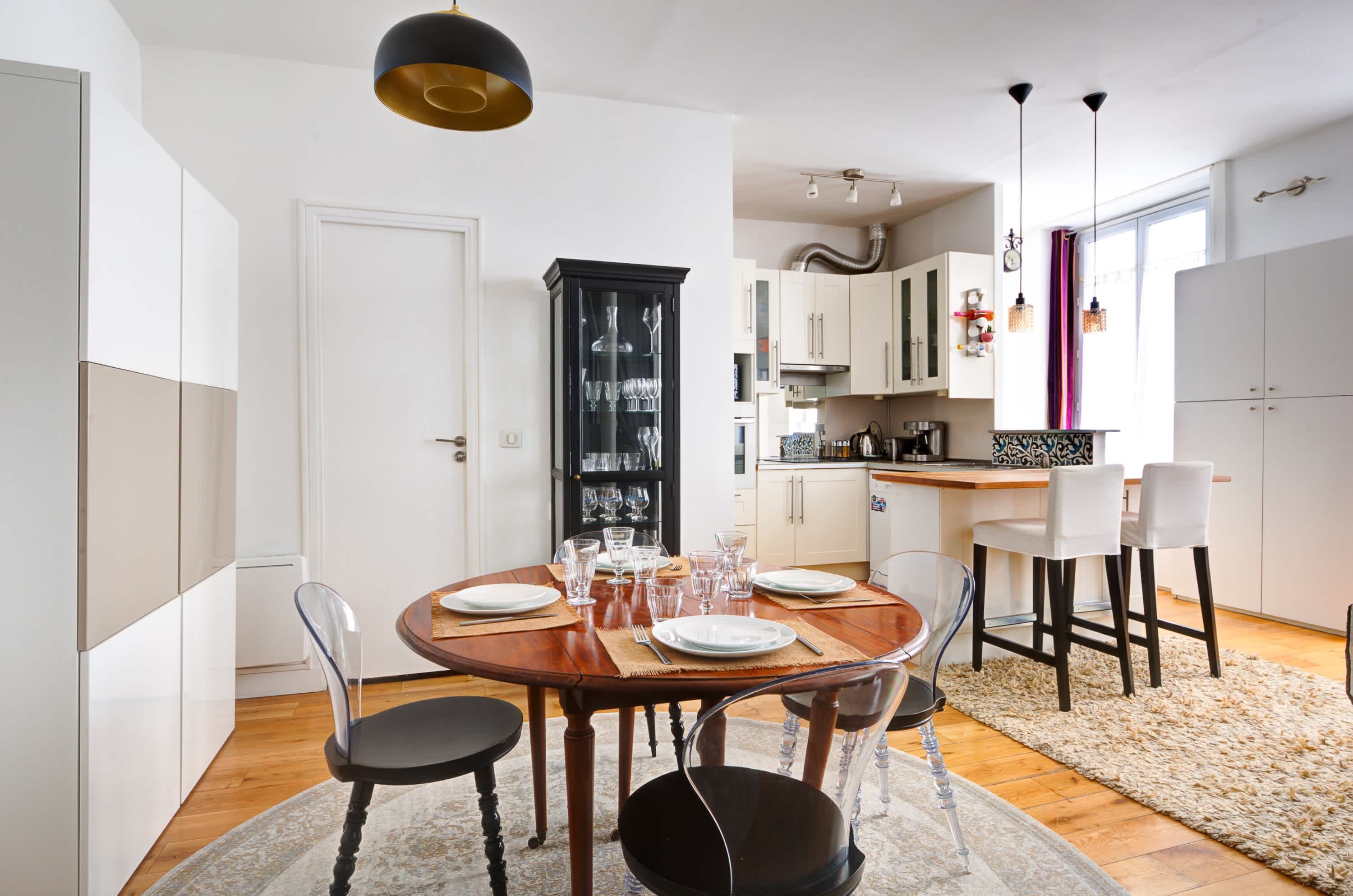 Dining corner with a round table and chairs