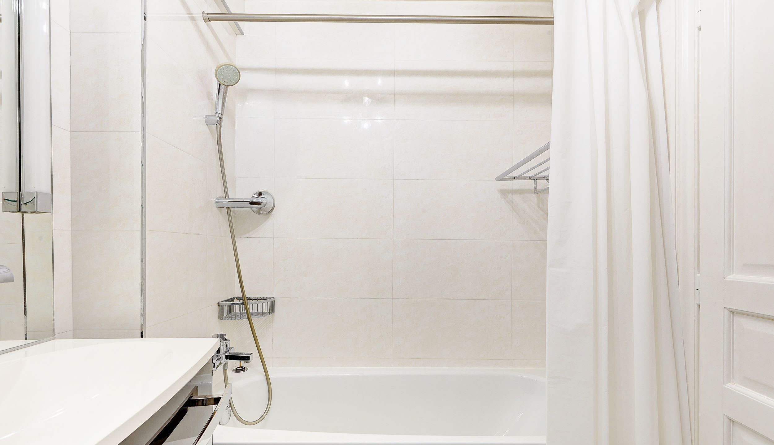Bathroom: Bathtub, sink, mirror, and toilet.