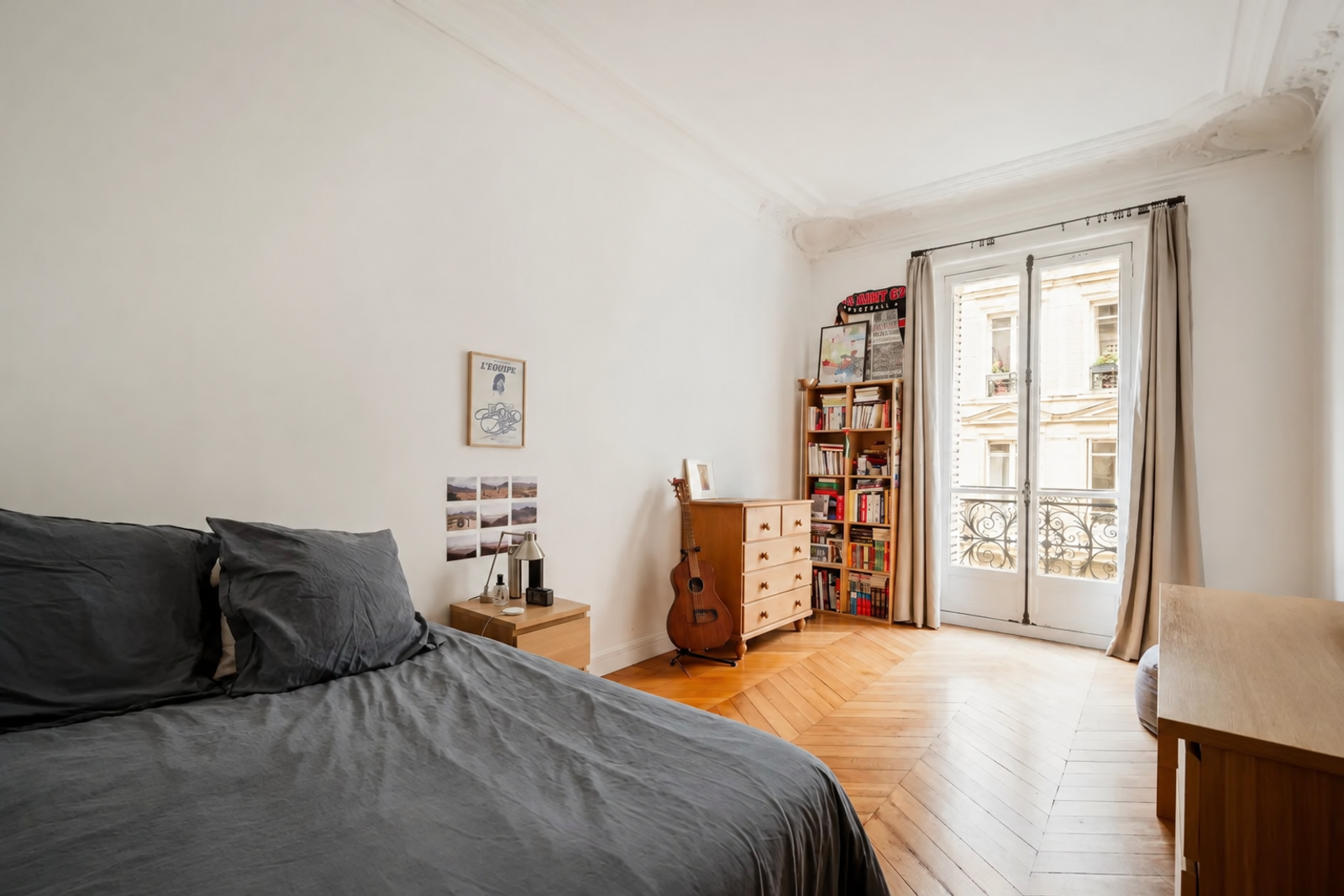 Chambre spacieuse avec parquet et portes-fenêtres