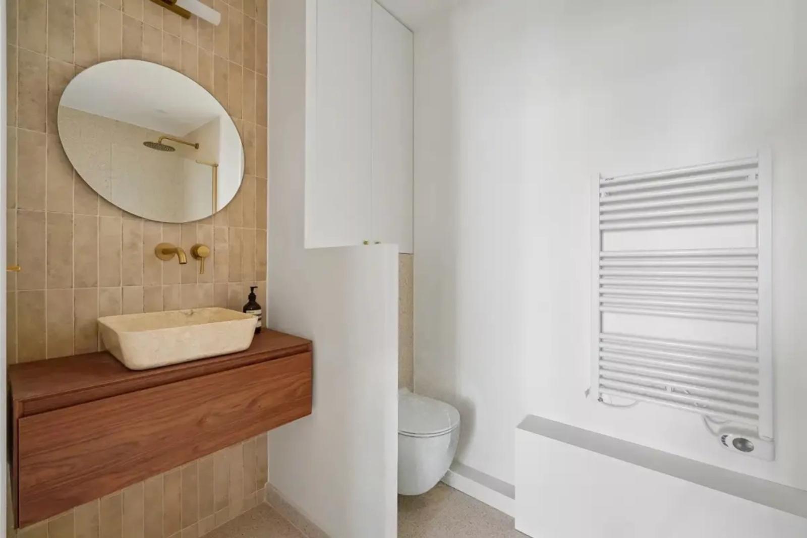 Salle d'eau contemporaine avec vasque et toilettes