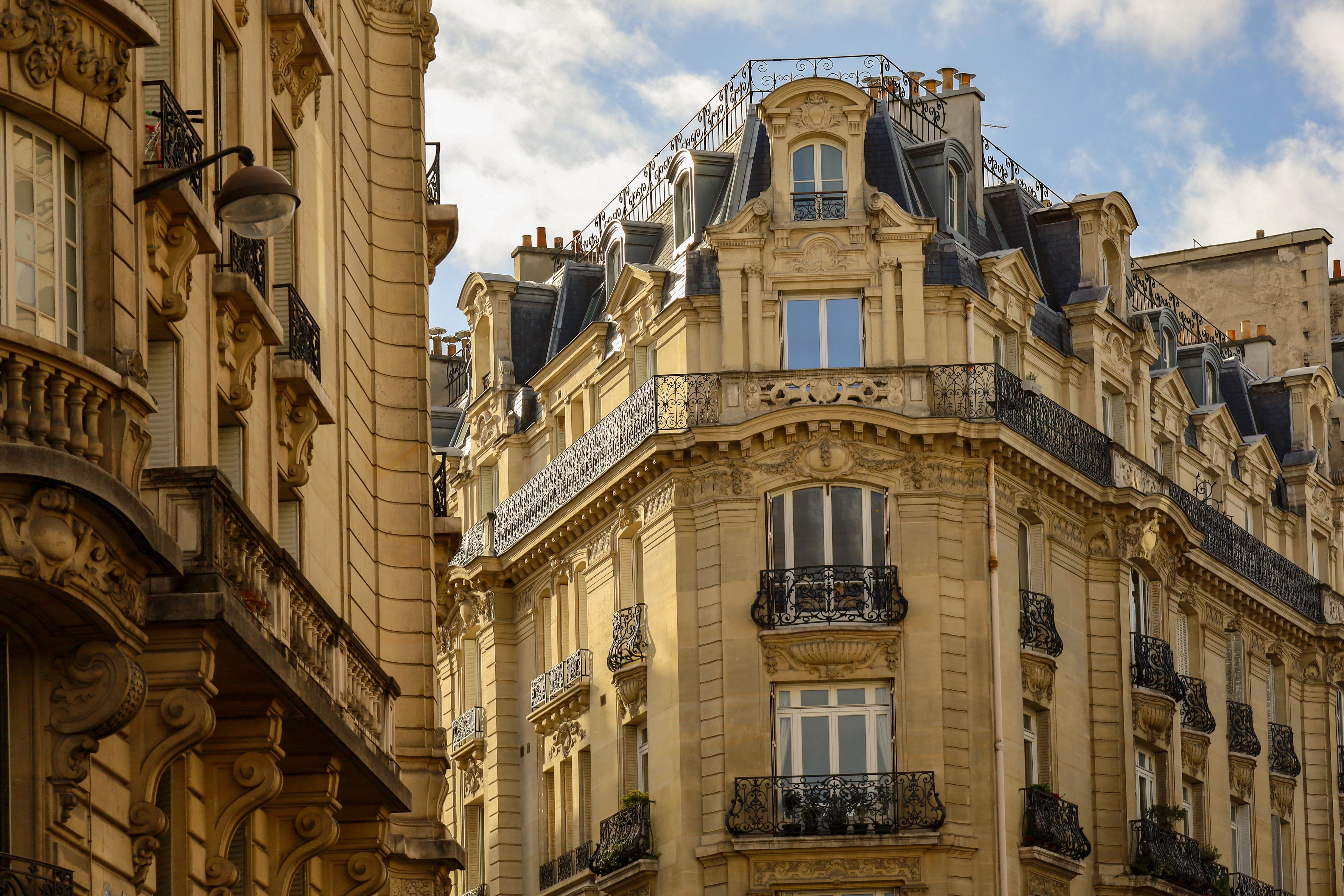 Conseiller relocation paris examinant un dossier locatif avec un expatrié en 2026