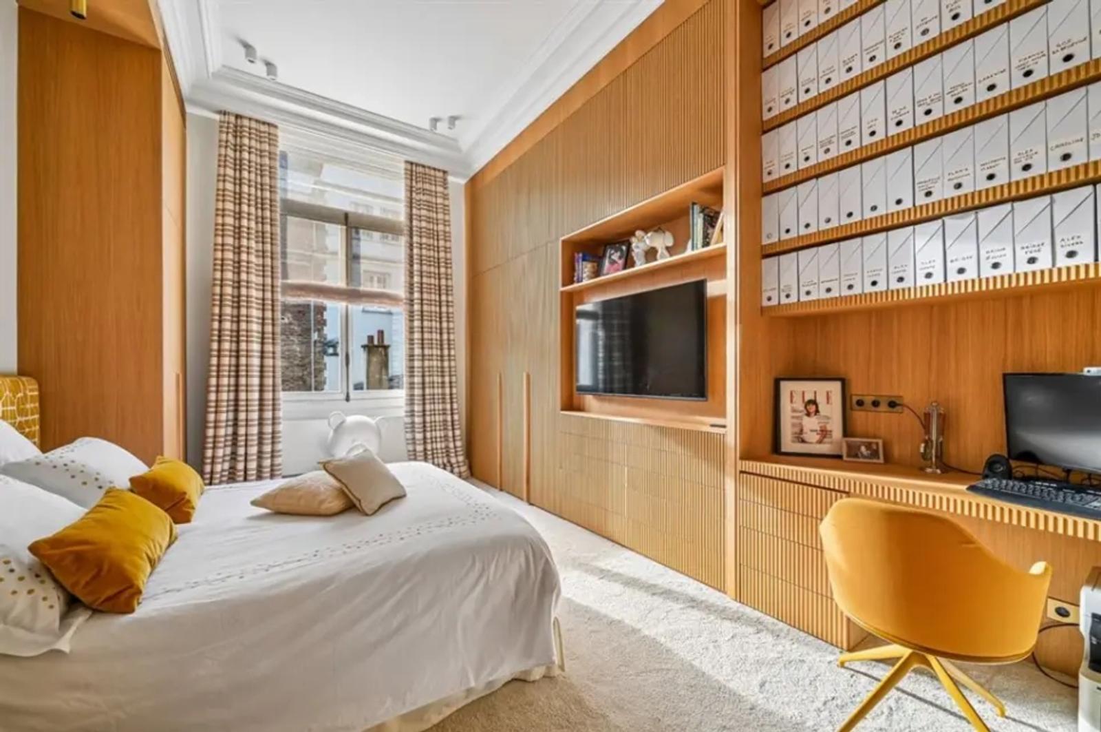 Chambre meublée avec boiseries sur mesure et bureau