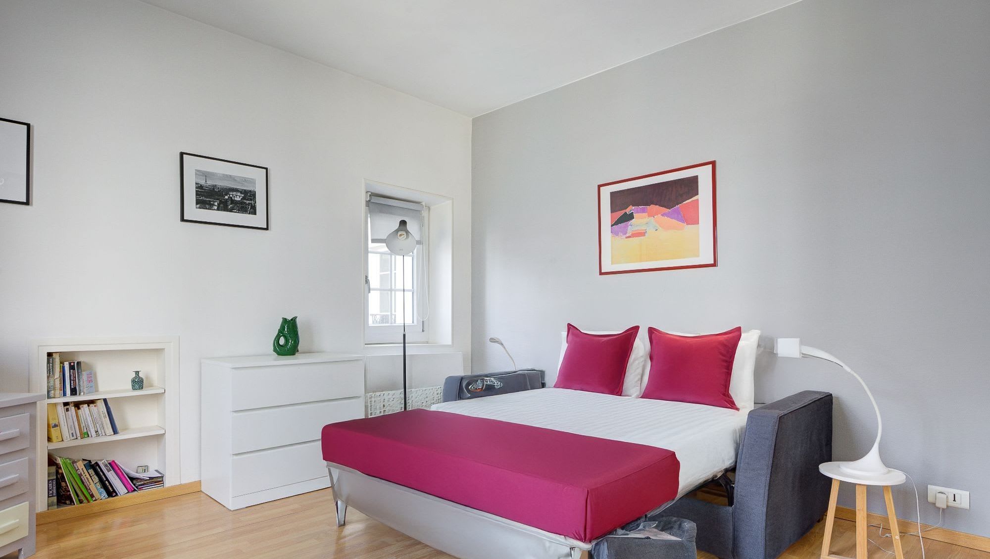 Appartement meublé bohème chic rue Vieille du Temple Marais Paris 4e, salon lumineux avec fauteuils patchwork et vue sur les toits