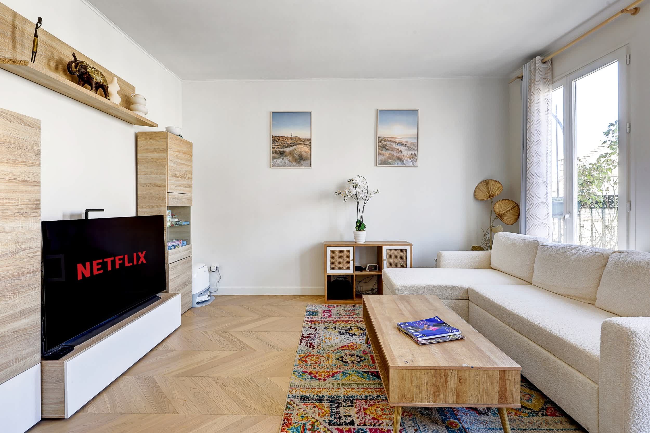 Appartement haussmannien dernier étage rue Meslay près de République Paris 3e, salon lumineux et traversant avec canapé-lit design et décoration raffinée