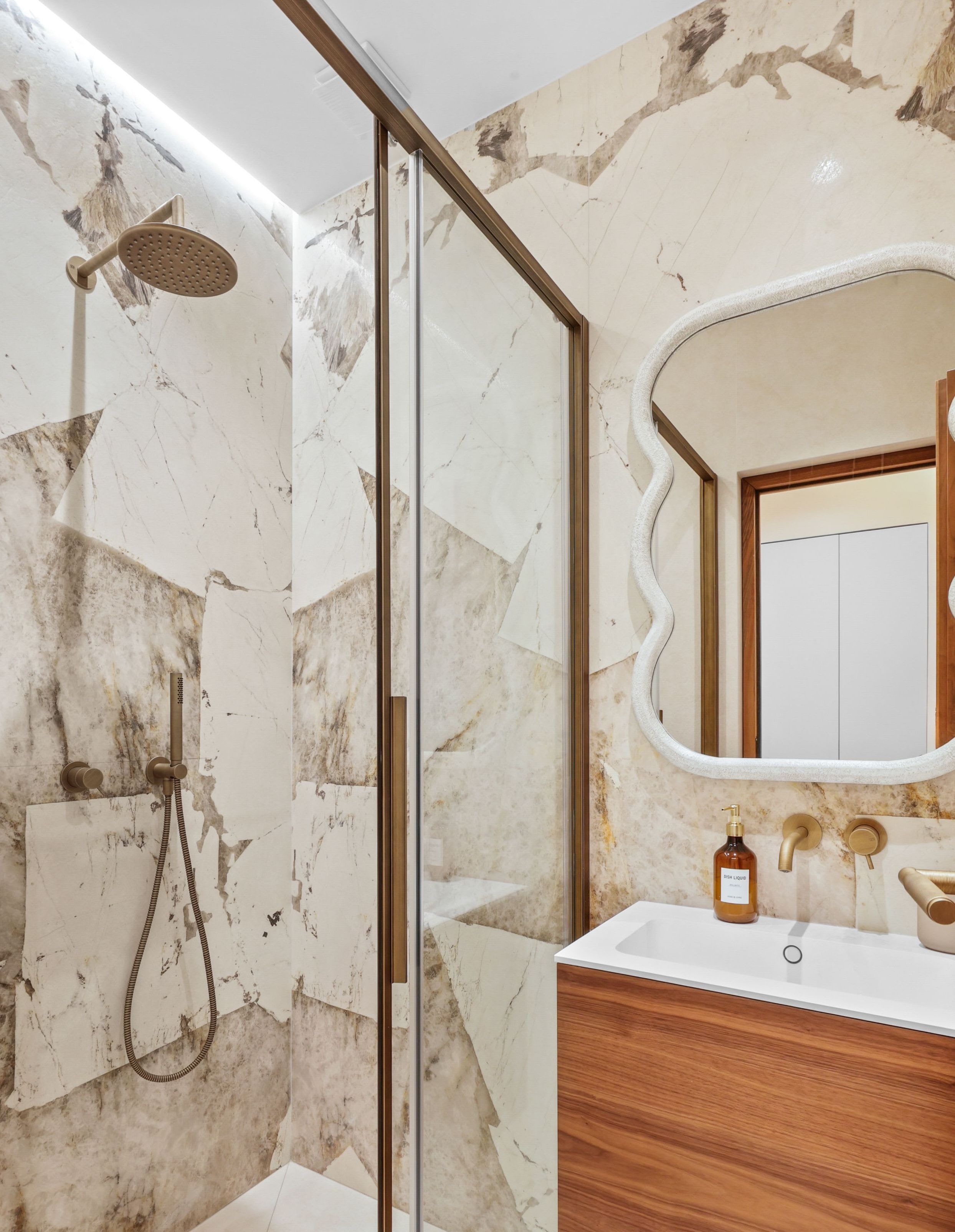 Appartement 2 chambres rénové et lumineux avec séjour à Saint-Germain-des-Prés.