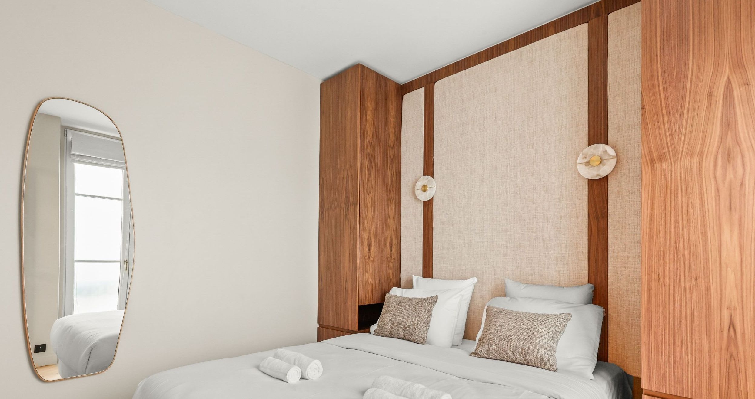 Appartement 2 chambres rénové et lumineux avec séjour à Saint-Germain-des-Prés.